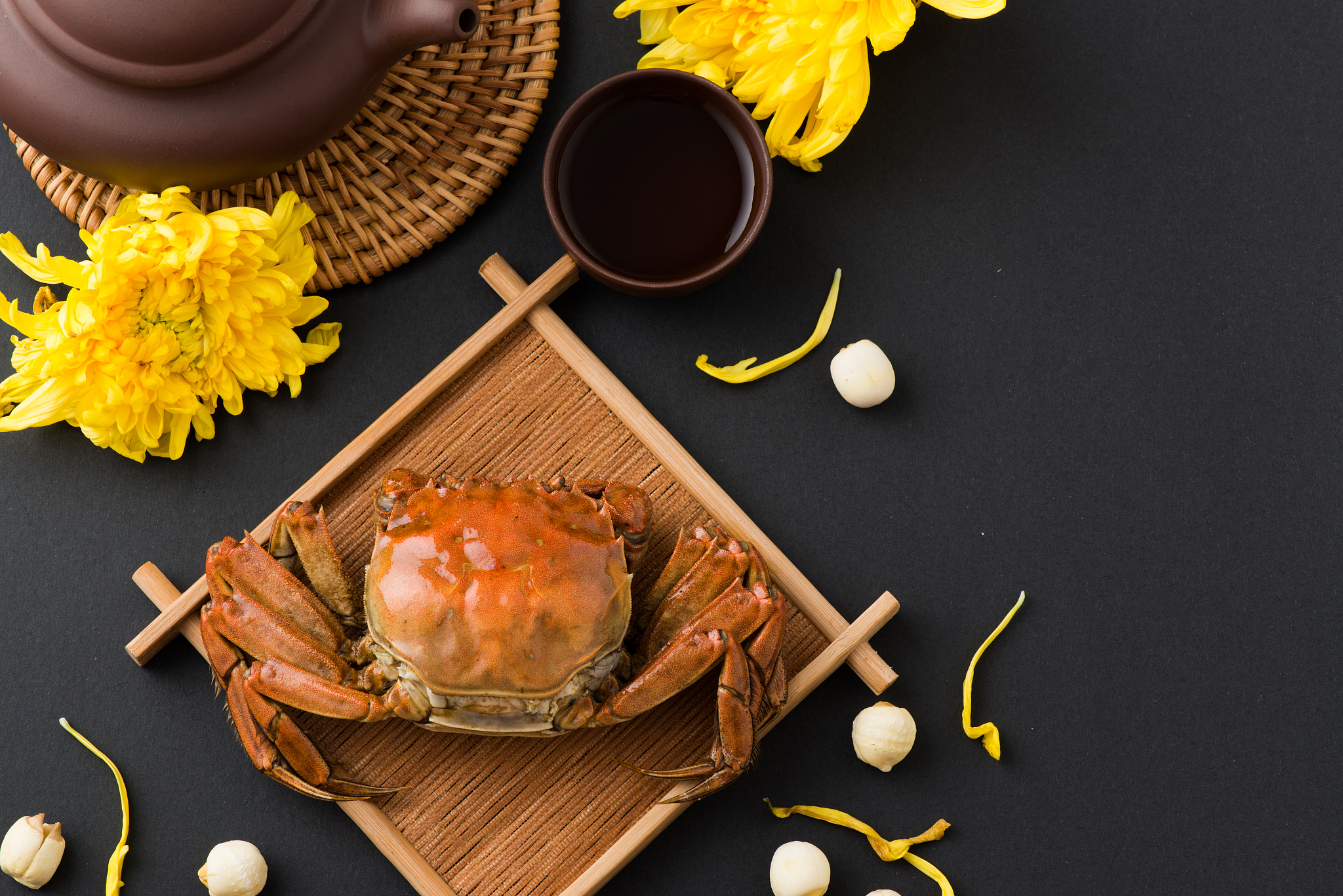 你是农垦胜利粮油食品展销中心的文员工作是负责店里官方公众号的撰写现在店里新进了蟹满堂的蟹礼券 中秋节售卖 写一篇软文说明店里来了蟹满堂的蟹礼券 突出阳澄湖大闸蟹 请大家订购 。农垦胜利粮油食品展销中心订购电话 0451-5519-7001 地址：哈尔滨市香坊区红旗大街130号 明白我的意思请回复ok 并撰写软文 文风生动有趣 引人阅读 尽量用短句 不要大长段