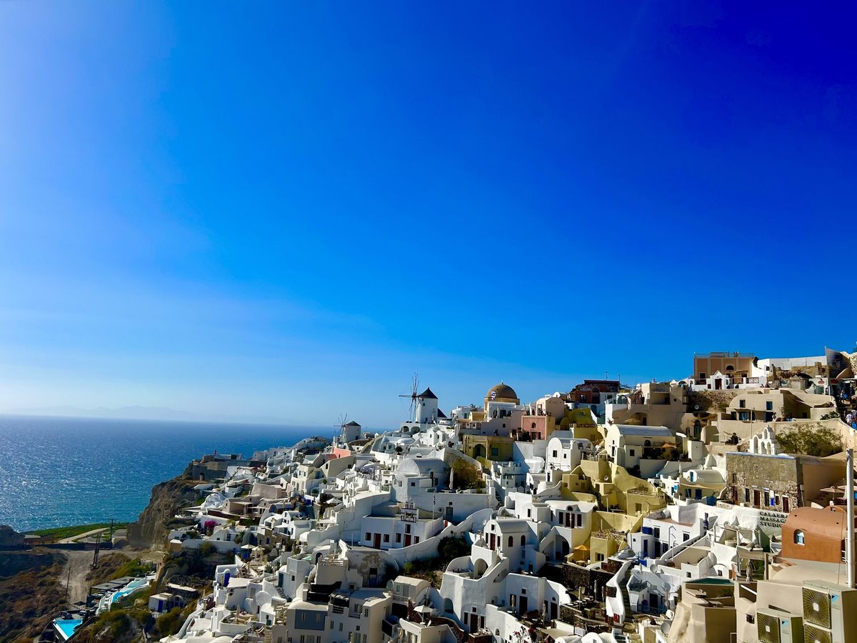 希腊是个全球知名旅游圣地2023年7月给你放10天假时间你定让你去看看文明古国的风光。或巴西、埃及如果暑假期间给你十天时间去旅行写一份简单的游客从南京出发去该地旅行的行程计划包括可能的景点游览天数酒店预订计划交通方案。如有可能做一个简单的预算大概需要多少钱。