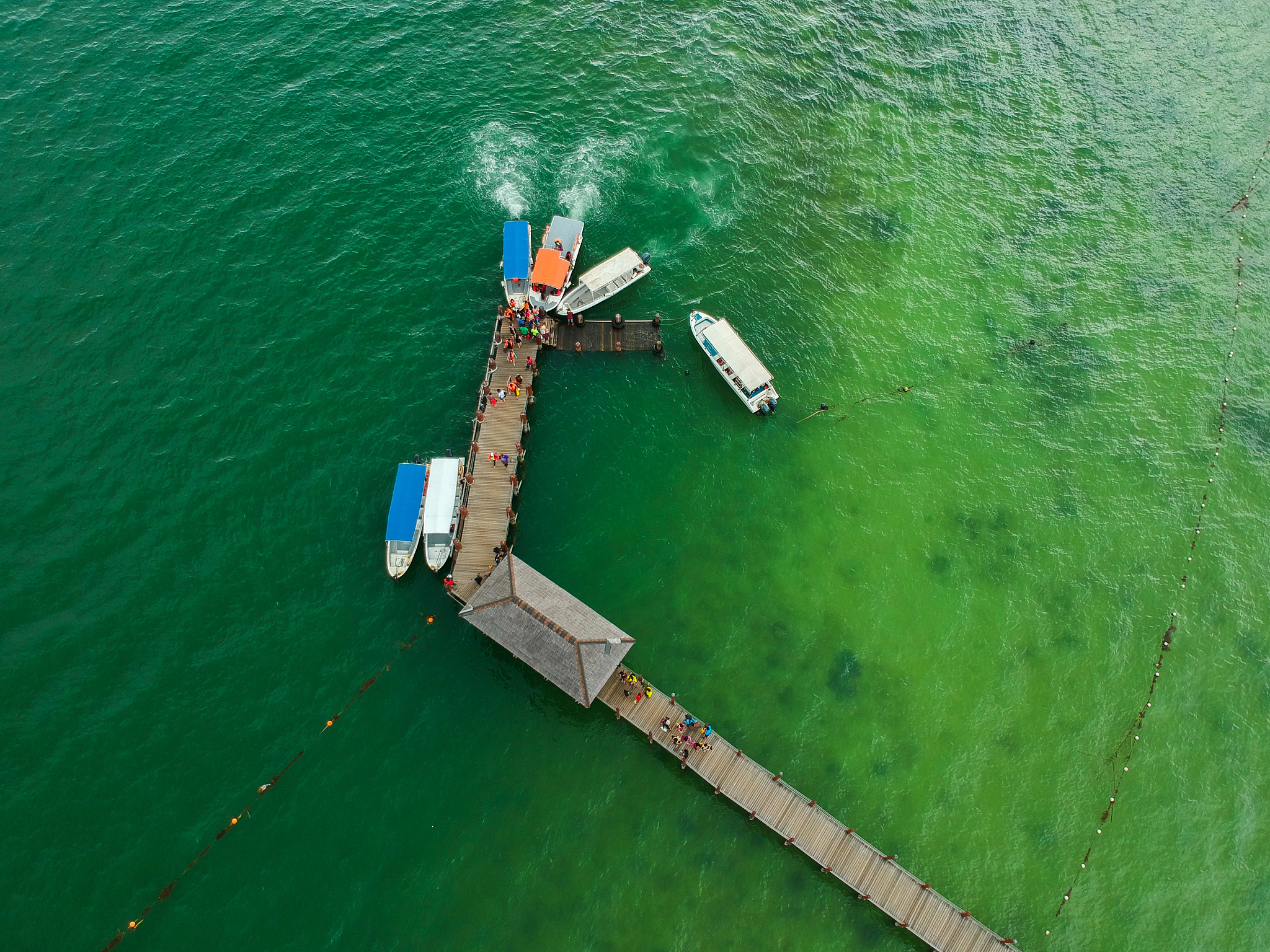 推动靠港船舶使用岸电，共建绿色航运