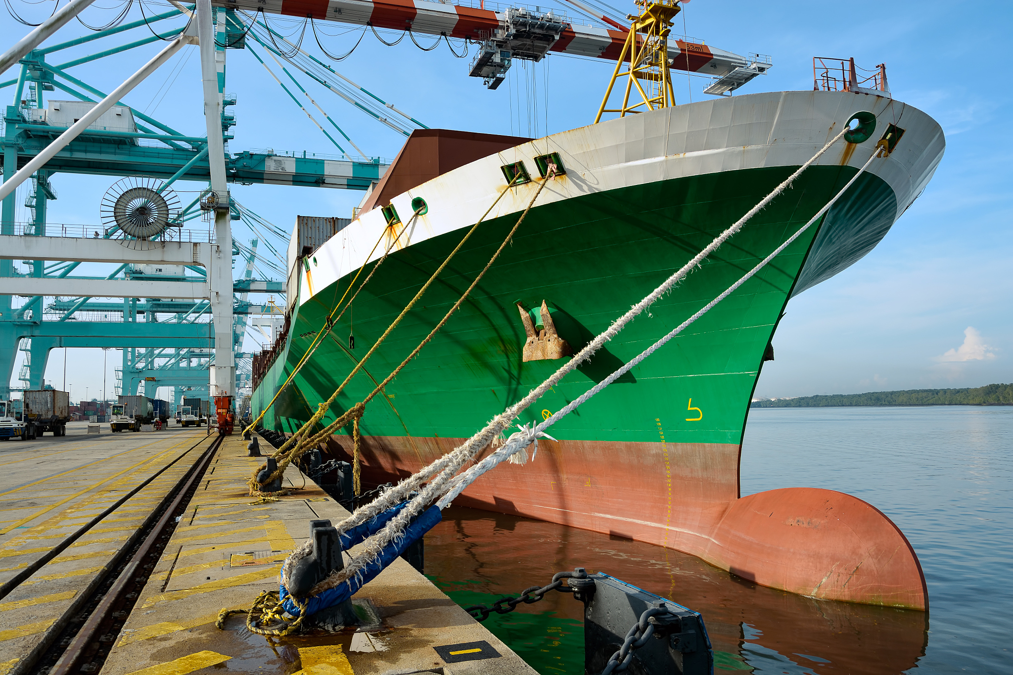 请写一篇满足以下3条要求的论文：1、题目自拟内容结合中国渔业船舶的发展历程与影响世界渔业船舶发展的主要因素分析中国海洋渔船未来的发展方向及其对中国海洋渔业的深远意义来写。 2、论文格式：请以标准小论文的格式包括摘要参考文献等字数要求4000字。 3、论文重复率不超过20