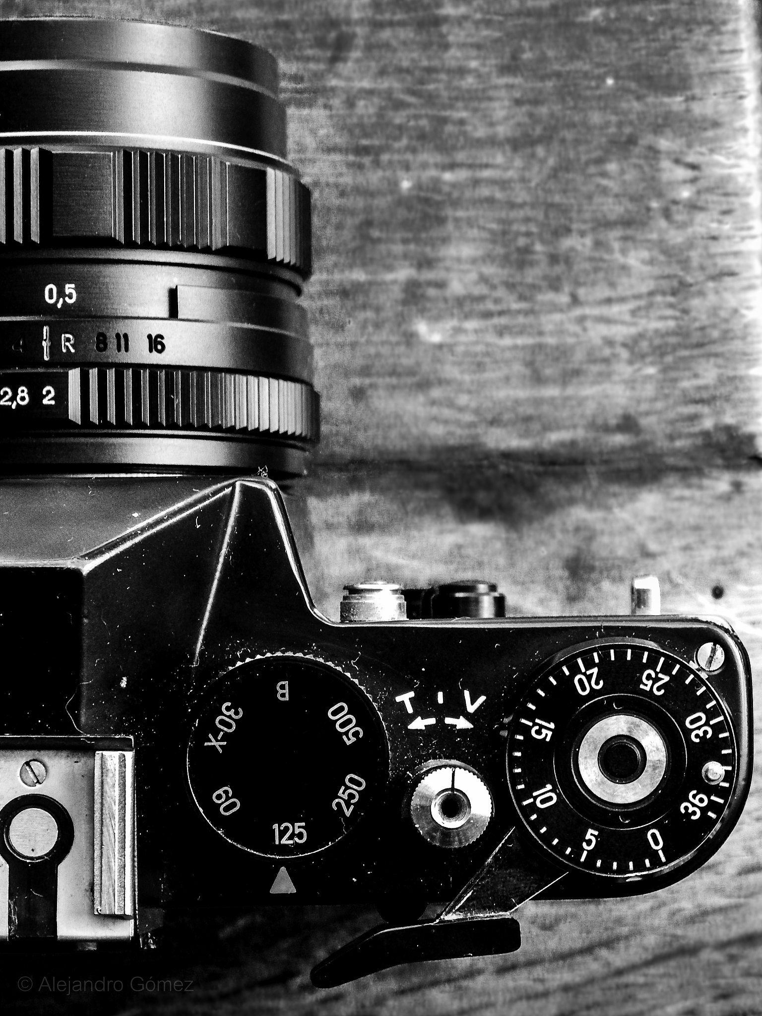 我准备讲解PENTAX牌相机的发展历程你能为我写出简单的文案吗？