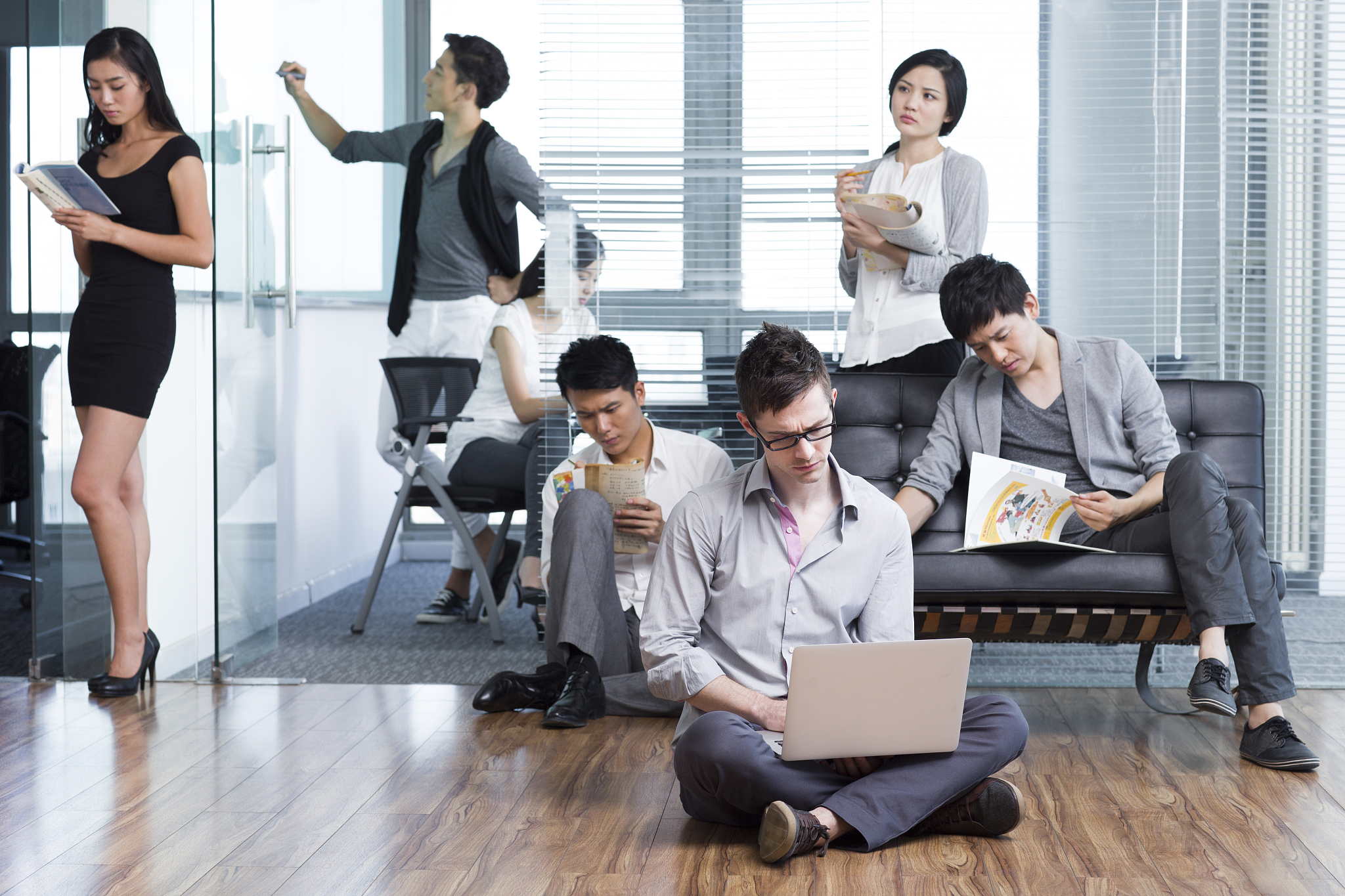 如果我是实习生 上班可有可无 那我怎么才能在公司混下去