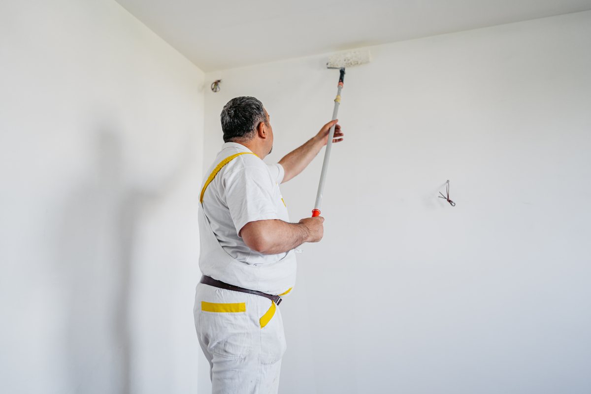 使用家居博主是口吻写篇1000字墙面装修施工：刮腻子、刷乳胶漆需要注意什么？需带标题和读者互动