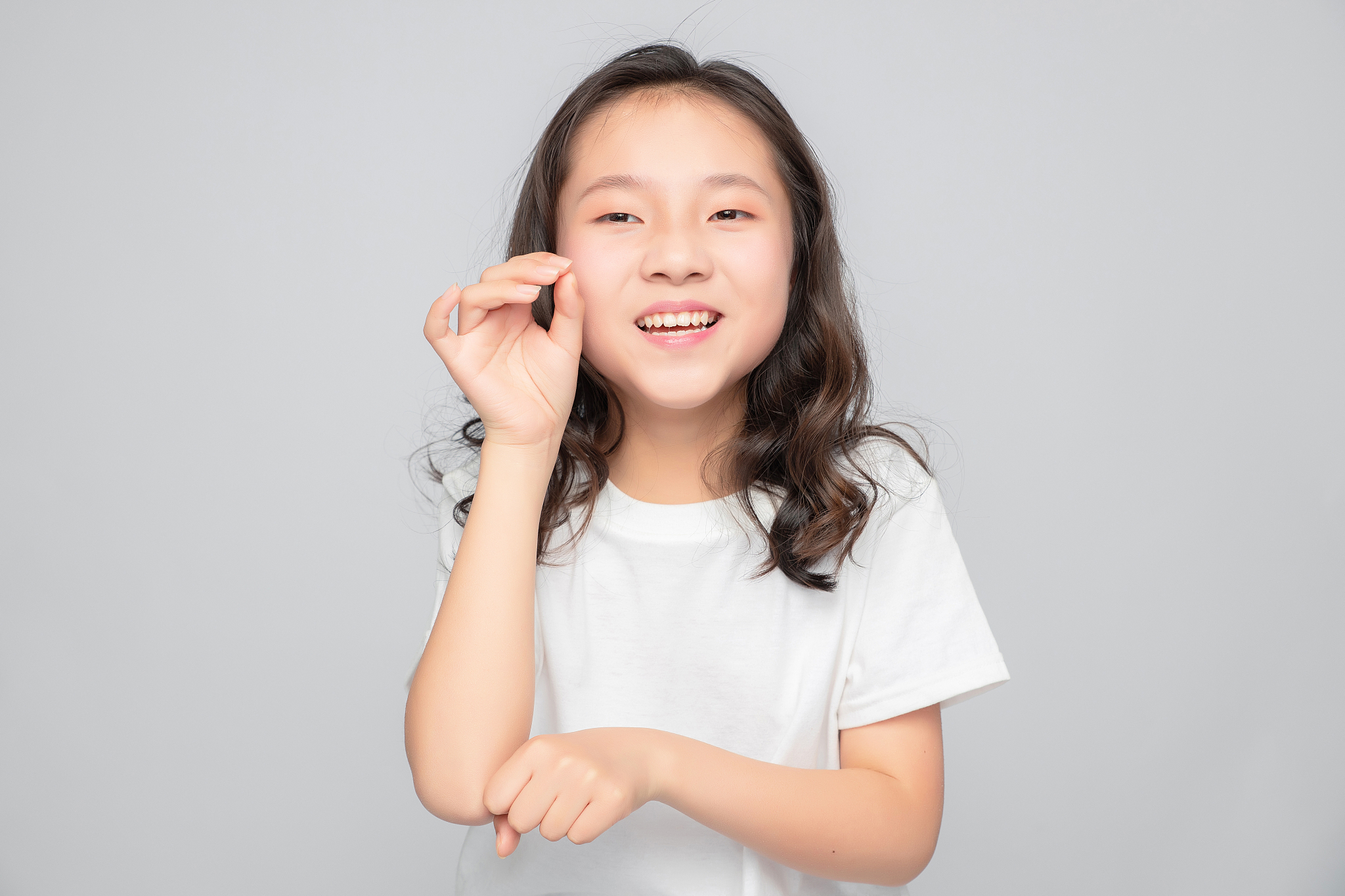 灰色背景里的亚洲小学女生