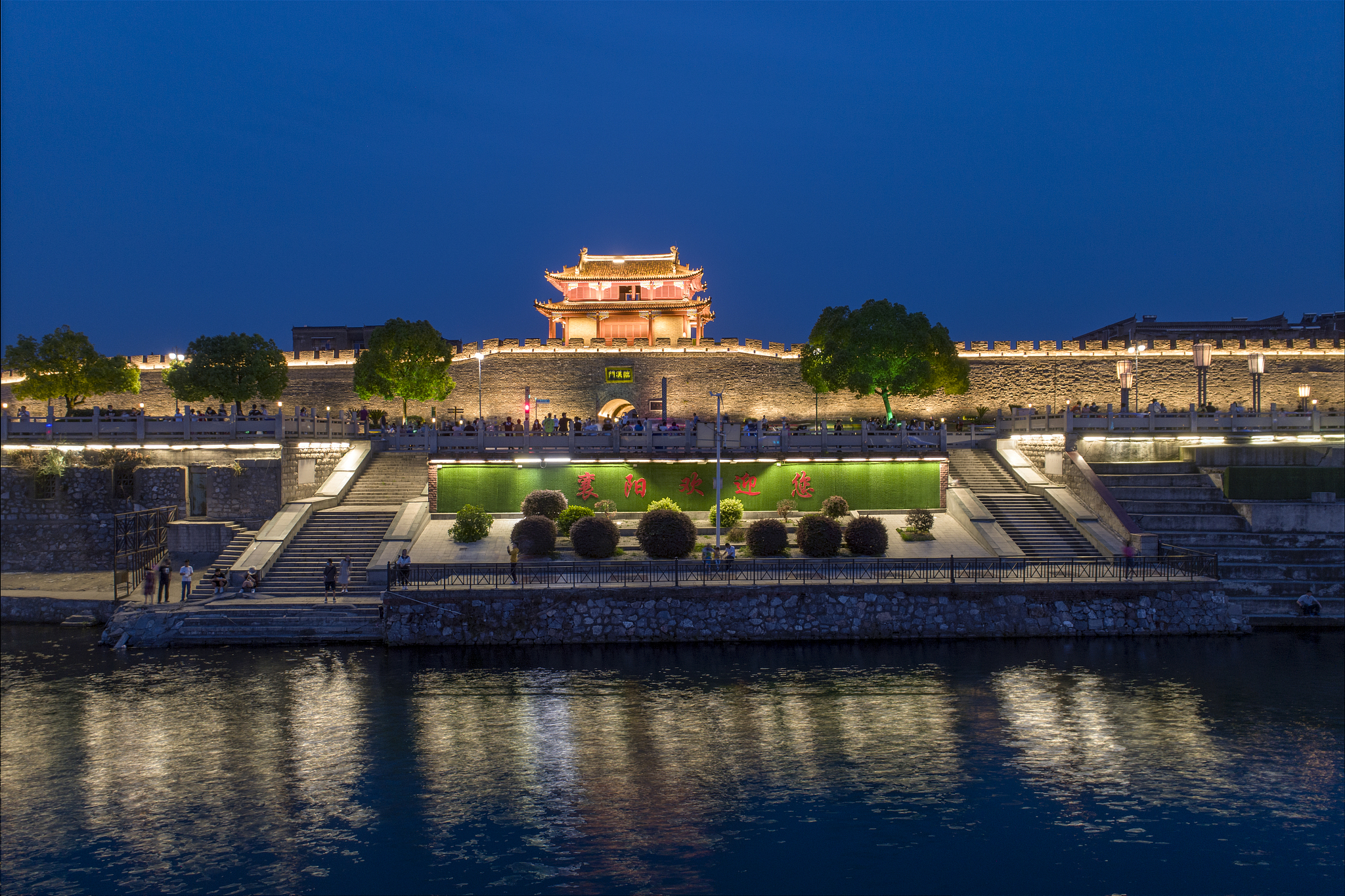航拍襄阳古城临汉门夜景风光