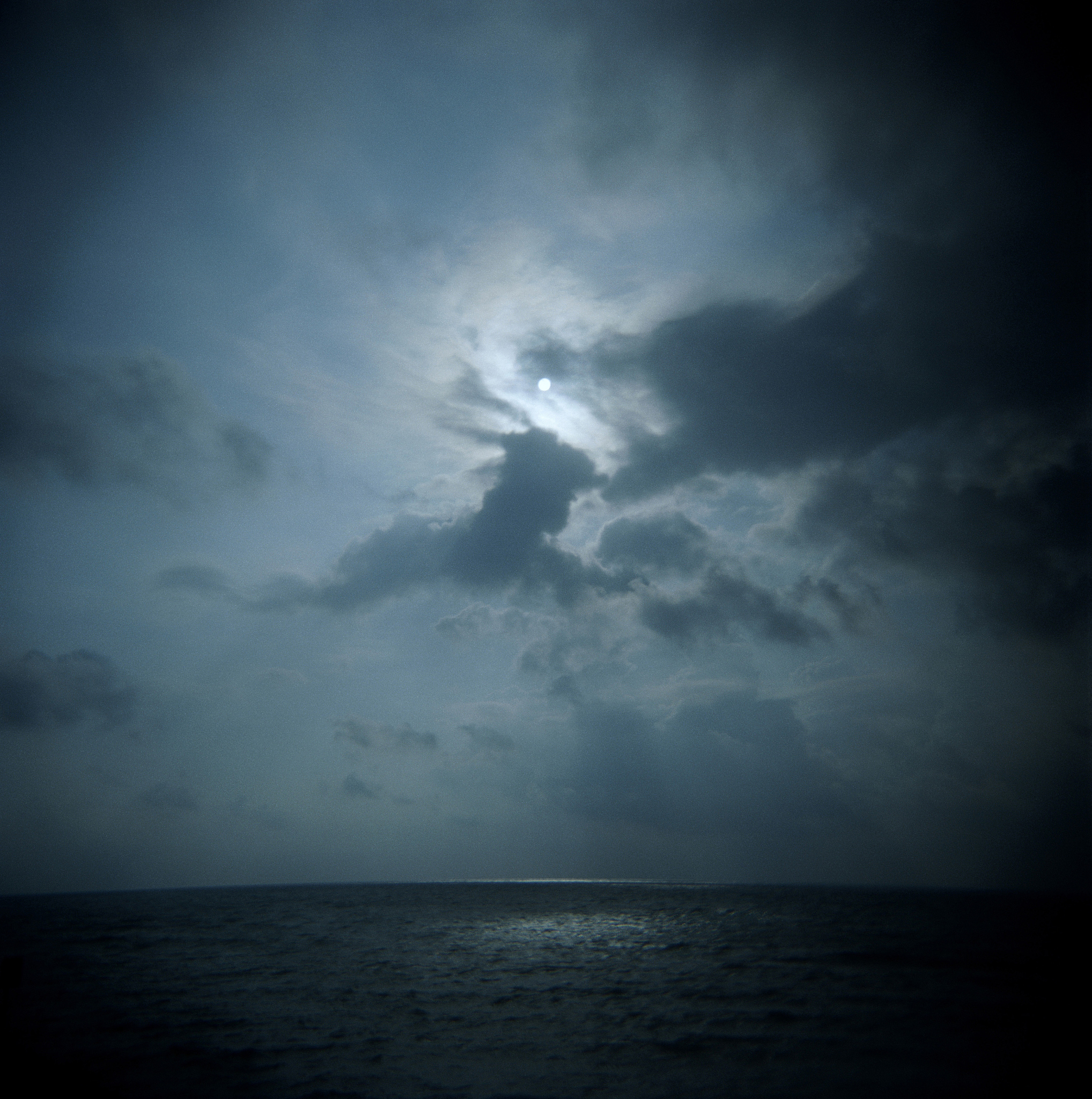 写一段阴雨中的小船