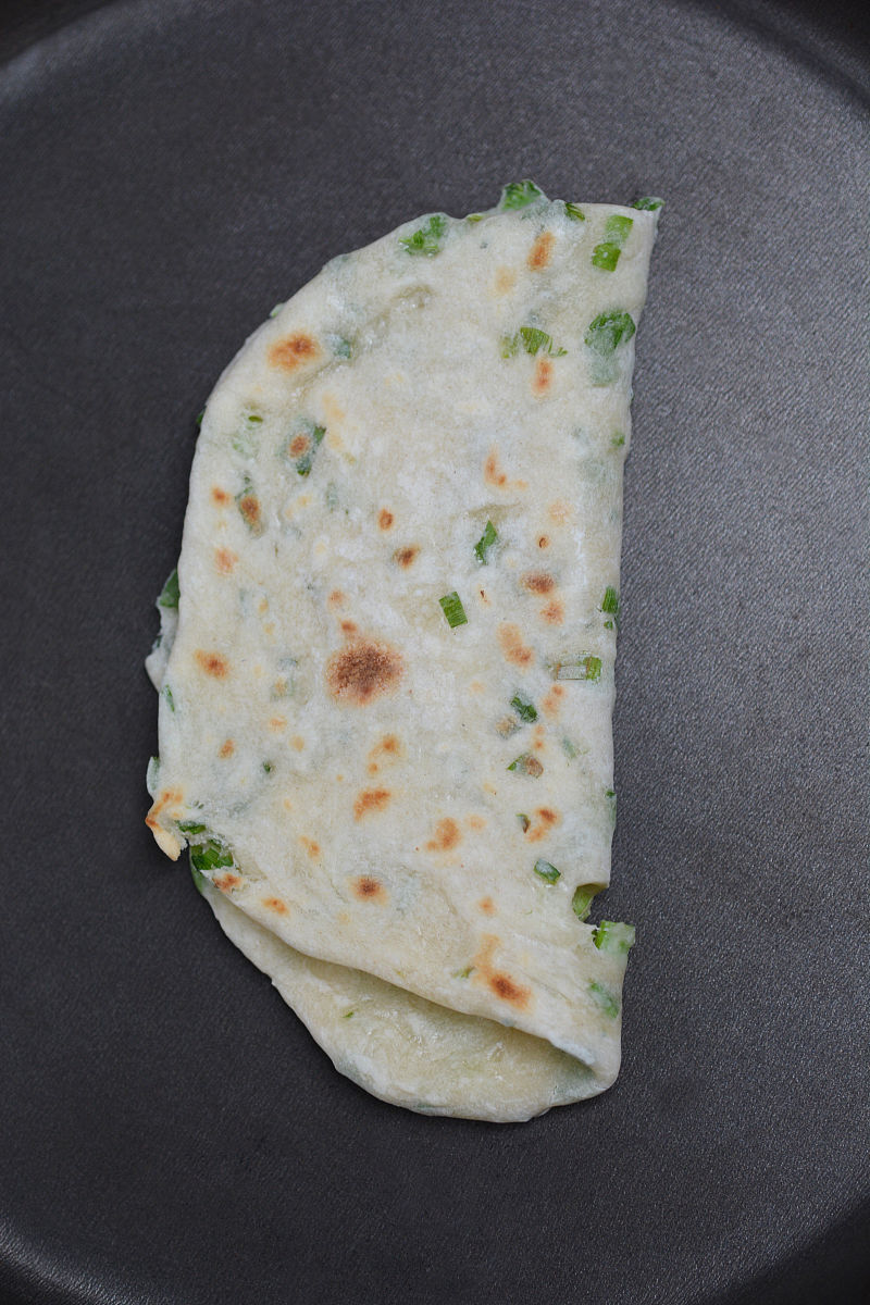 直播卖手抓饼饼皮突出优势不用添油、不用添盐。营养健康省时又省钱。自己在家就能做比超市便宜多了。比在地摊买划算。生成直播间主播的口播文案