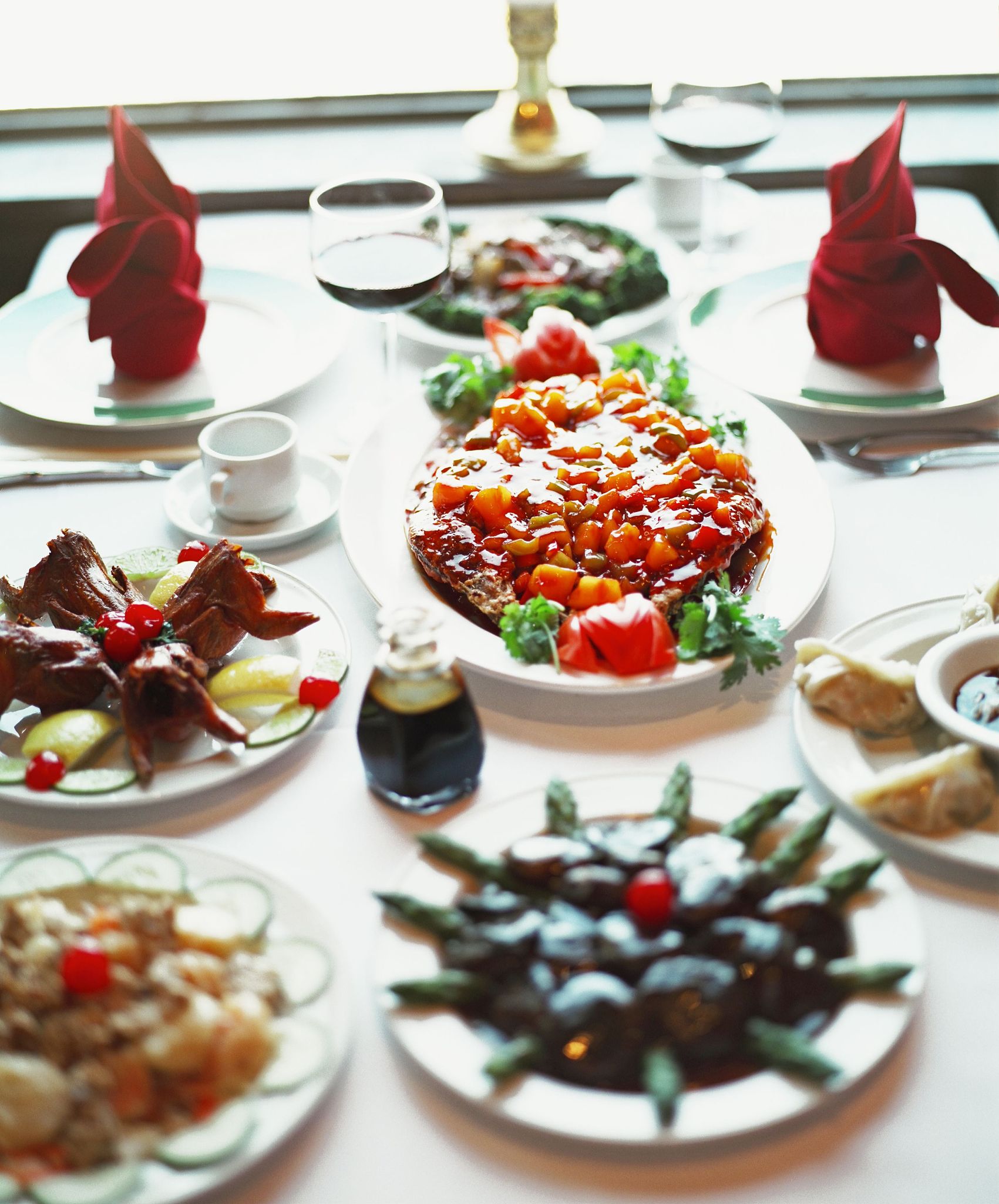 Chinese vs. Western Dining Etiquette: A Guide to Avoiding Faux Pas