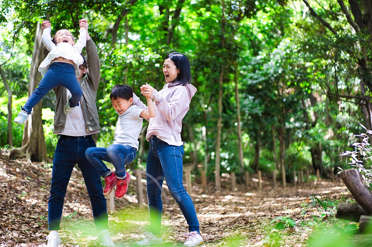 亲子项目亲子项目是指以亲子关系为主题的活动或计划。这些项目旨在增强家庭成员之间的联系提高亲子教育水平促进家庭和谐和孩子的全面发展。常见的亲子项目包括亲子游戏、亲子阅读、亲子手工制作、亲子运动等也可以是亲子研学、亲子营地等更加综合和深度的活动。通过参与亲子项目父母和孩子可以更好地沟通交流增进感情建立信任形成良好的家庭氛围有助于孩子的成长和发展。继续