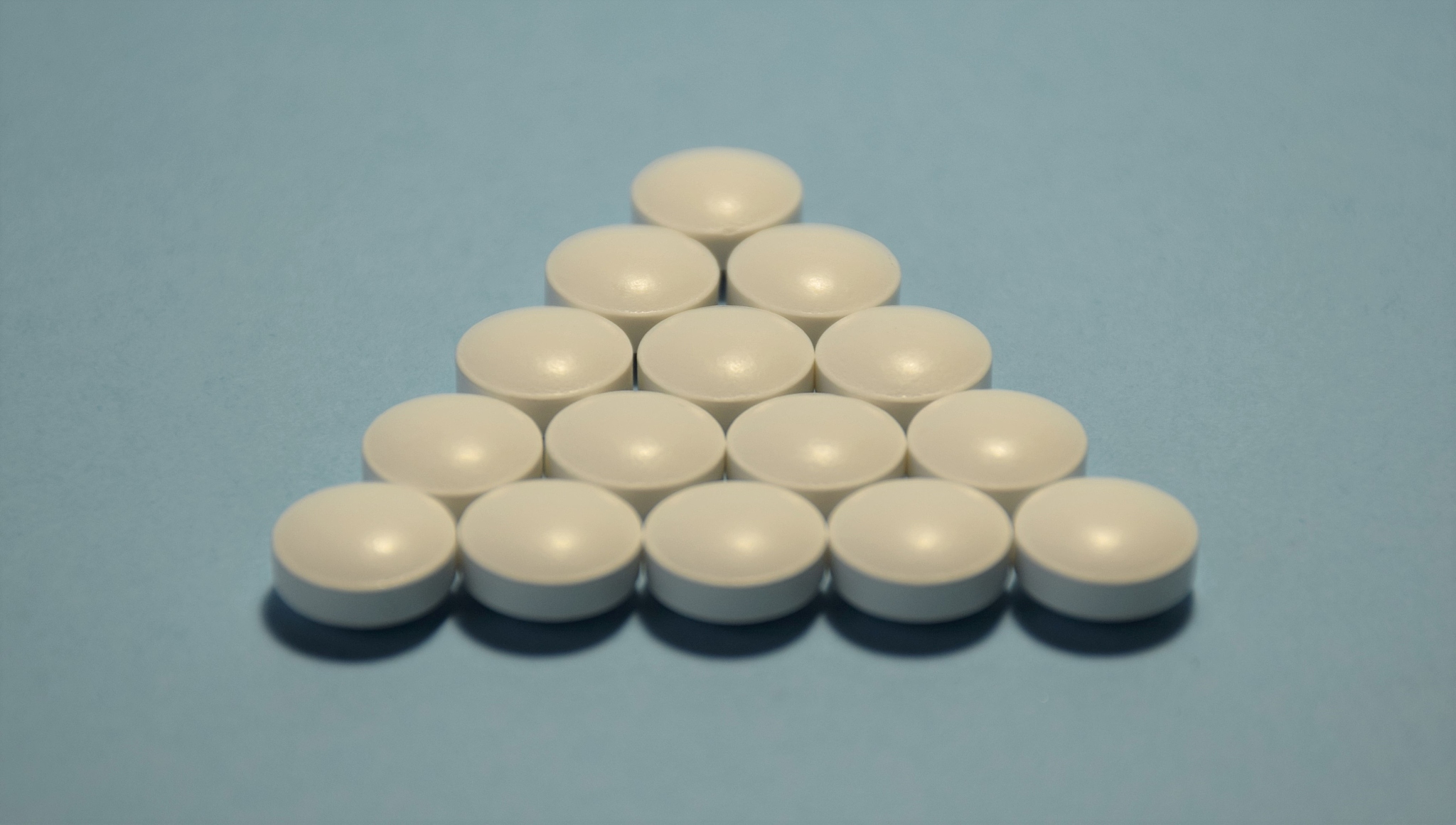 white tablets lie exactly on a blue background, medicine, antibi