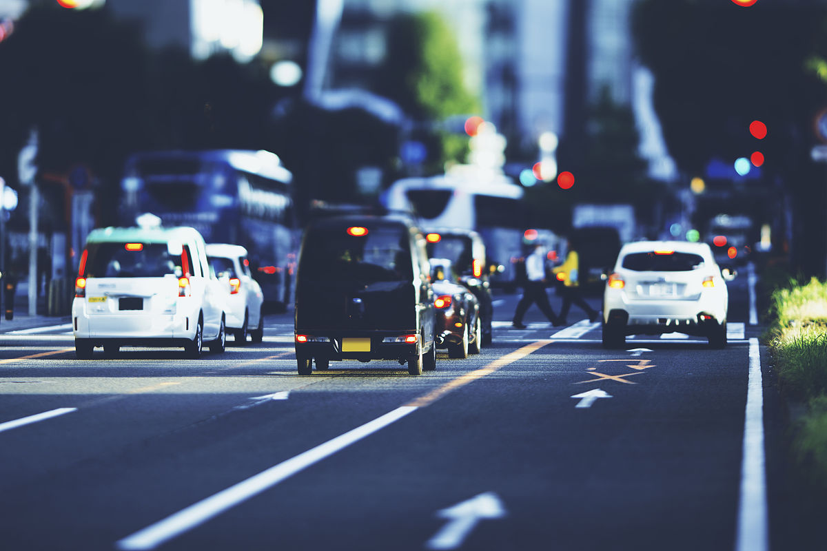 现代城市街道与汽车