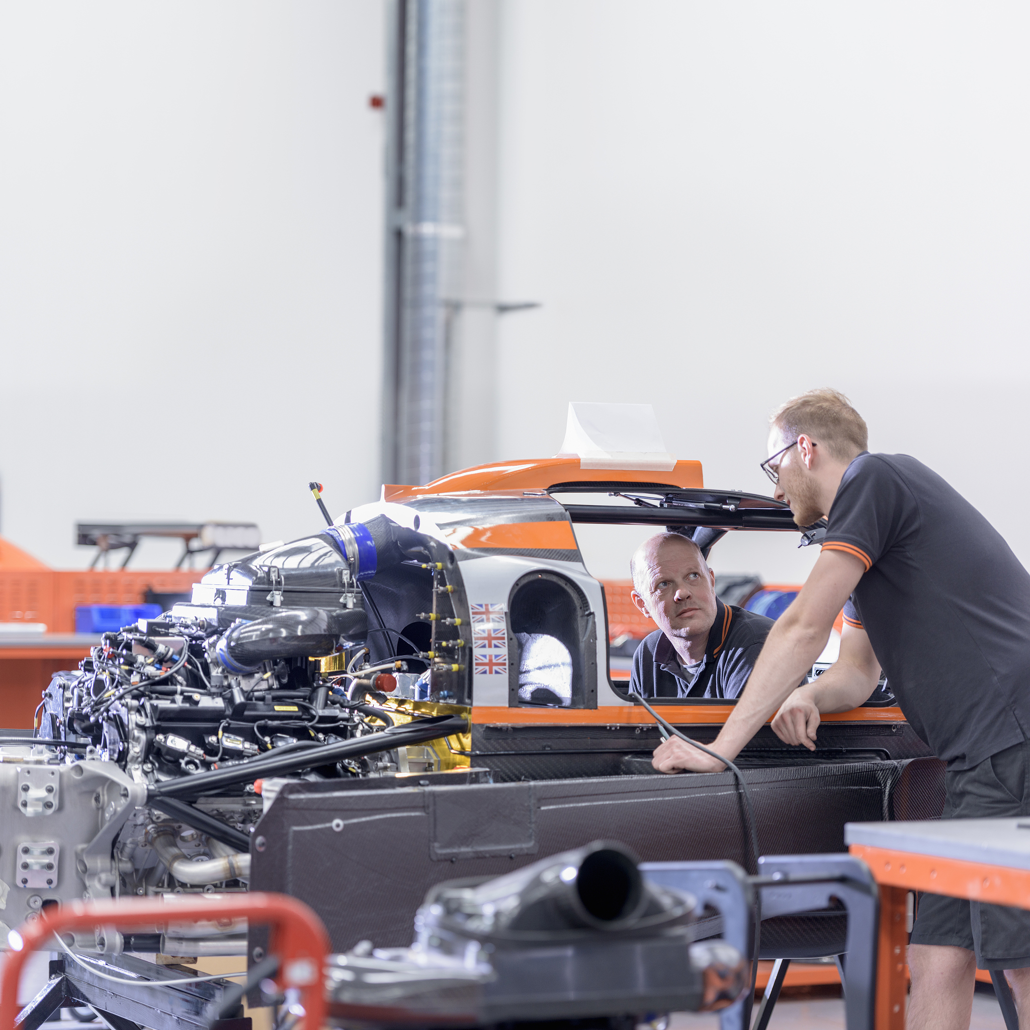 对以下内容使用不同的表达方式重新进行复述相似度在40以下：于1979年在美国休斯顿举办第一届比赛。FSEC的目的是培养大学生设计制造小型汽车的能力为汽车工业的发展培养领头人和工程师