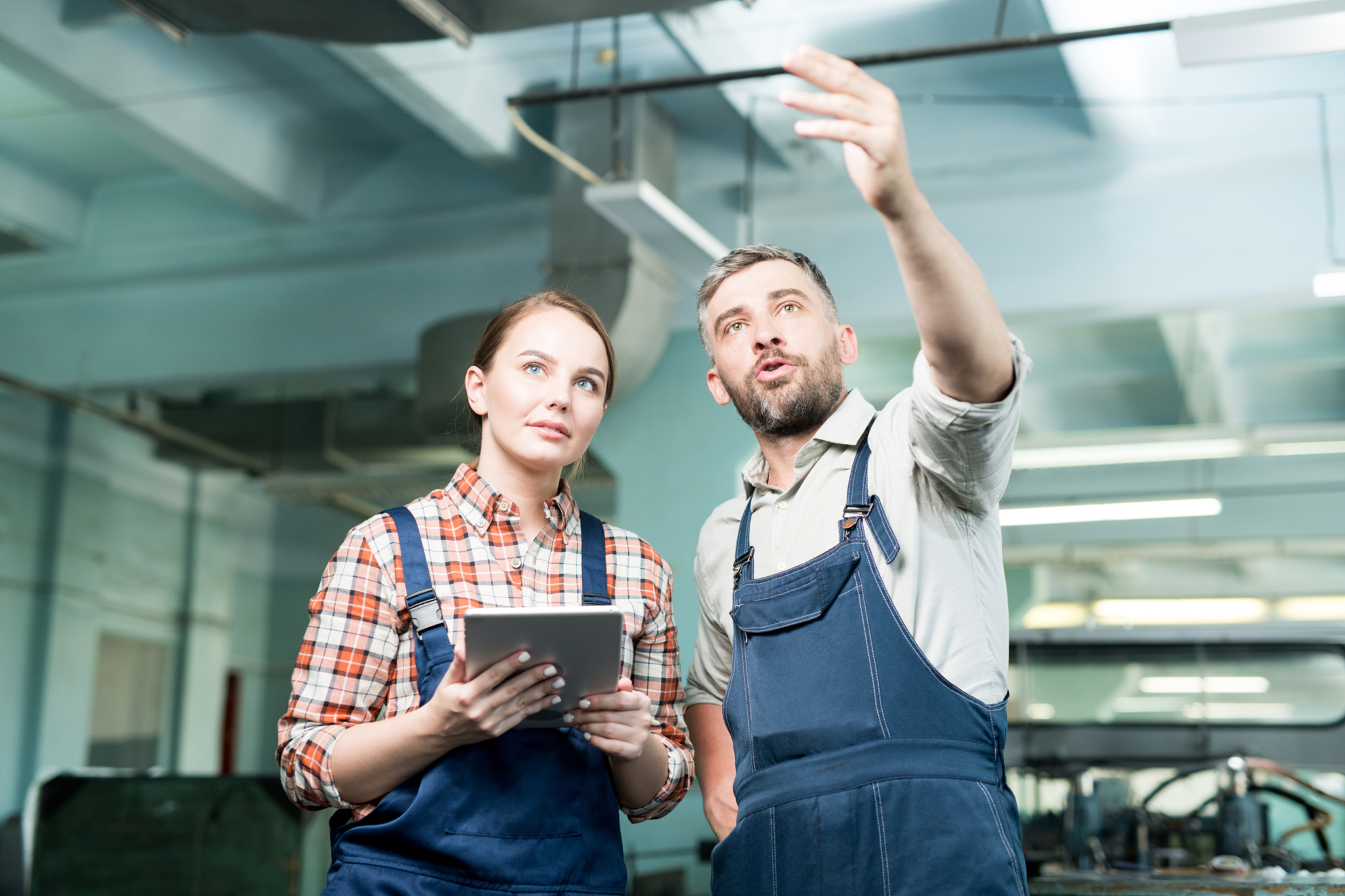 干一行爱一行体现的是一种爱岗敬业的精神。爱一行干一行是指我们需要根据自己的兴趣爱好和专业所长选择一份自己喜欢又适合的工作。他代表了一种择业观。作为当下的年轻人眼前我们在择业阶段我们尽量做到爱一行干一行选一份自己喜欢的热爱的然后又擅长的工作不仅未来有很好的发展空间还能够为这个岗位多做一些贡献。在未来的工作过程中即使我们选择的是自己热爱的工作也会遇到困难和挫折和挑战当我们遇到这些的时候这个时候就需要爱