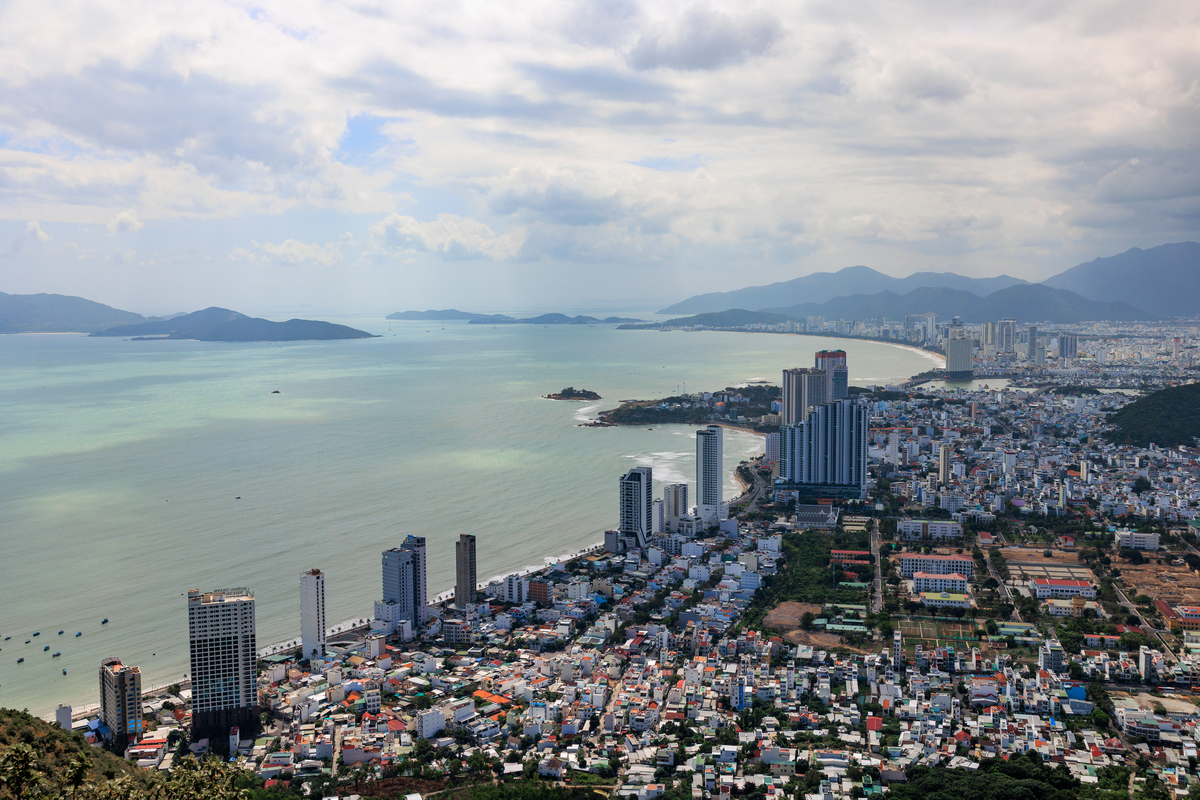 越南芽庄湾和城市天际线全景,远眺群山