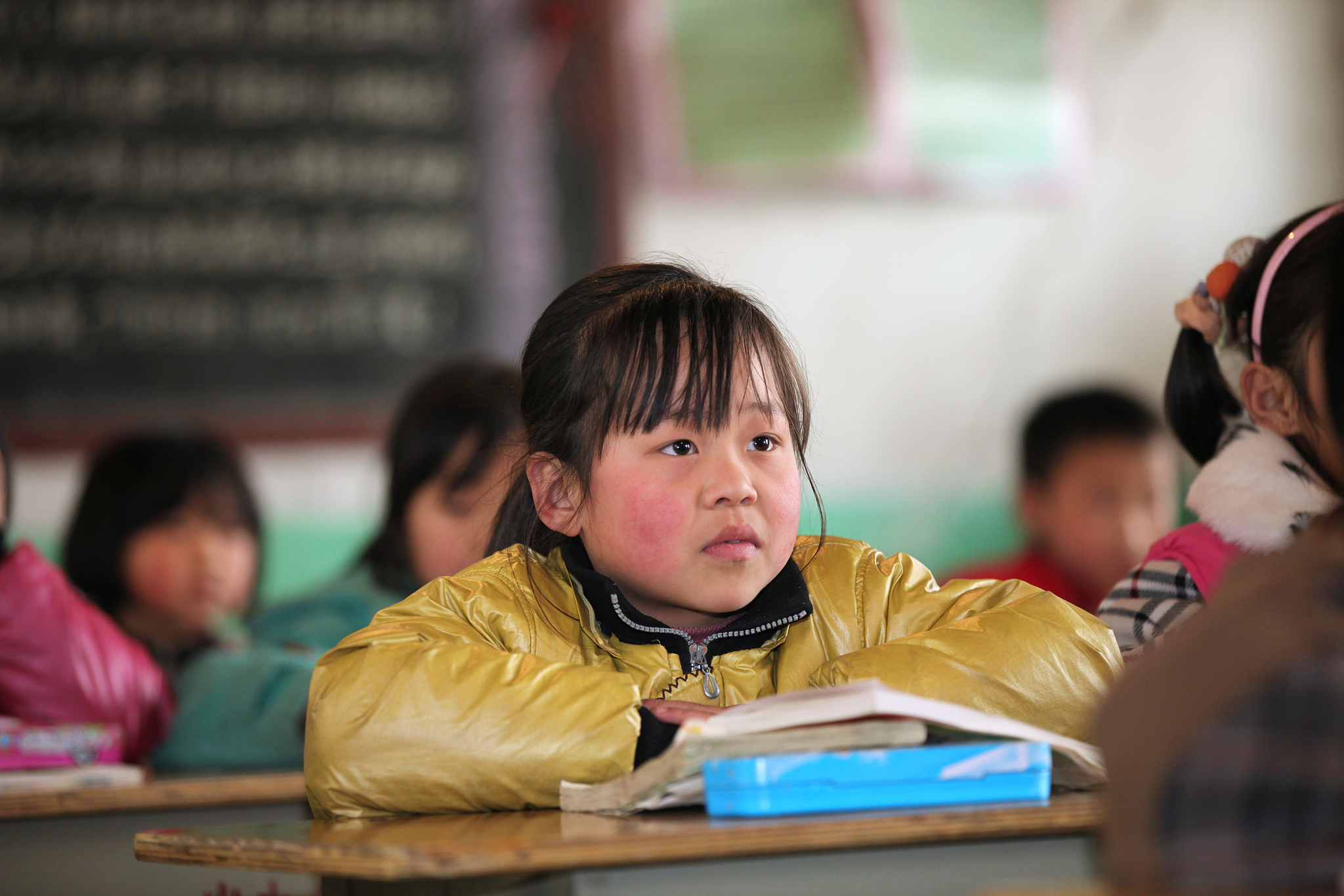 留守儿童道德败坏心灵扭曲留守儿童是指父母或监护人因工作、生活等原因长期不在家导致孩子长期在家独自生活的儿童。由于缺乏家庭关爱和监护留守儿童容易产生心理上的问题例如焦虑、孤独、自卑等。同时由于缺乏家庭的教育和引导留守儿童的道德观念和行为习惯也容易受到影响导致道德败坏、心灵扭曲等问题的出现。因此社会应该加强对留守儿童的关注和帮助为他们提供更多的关爱和支持帮助他们健康成长。继续