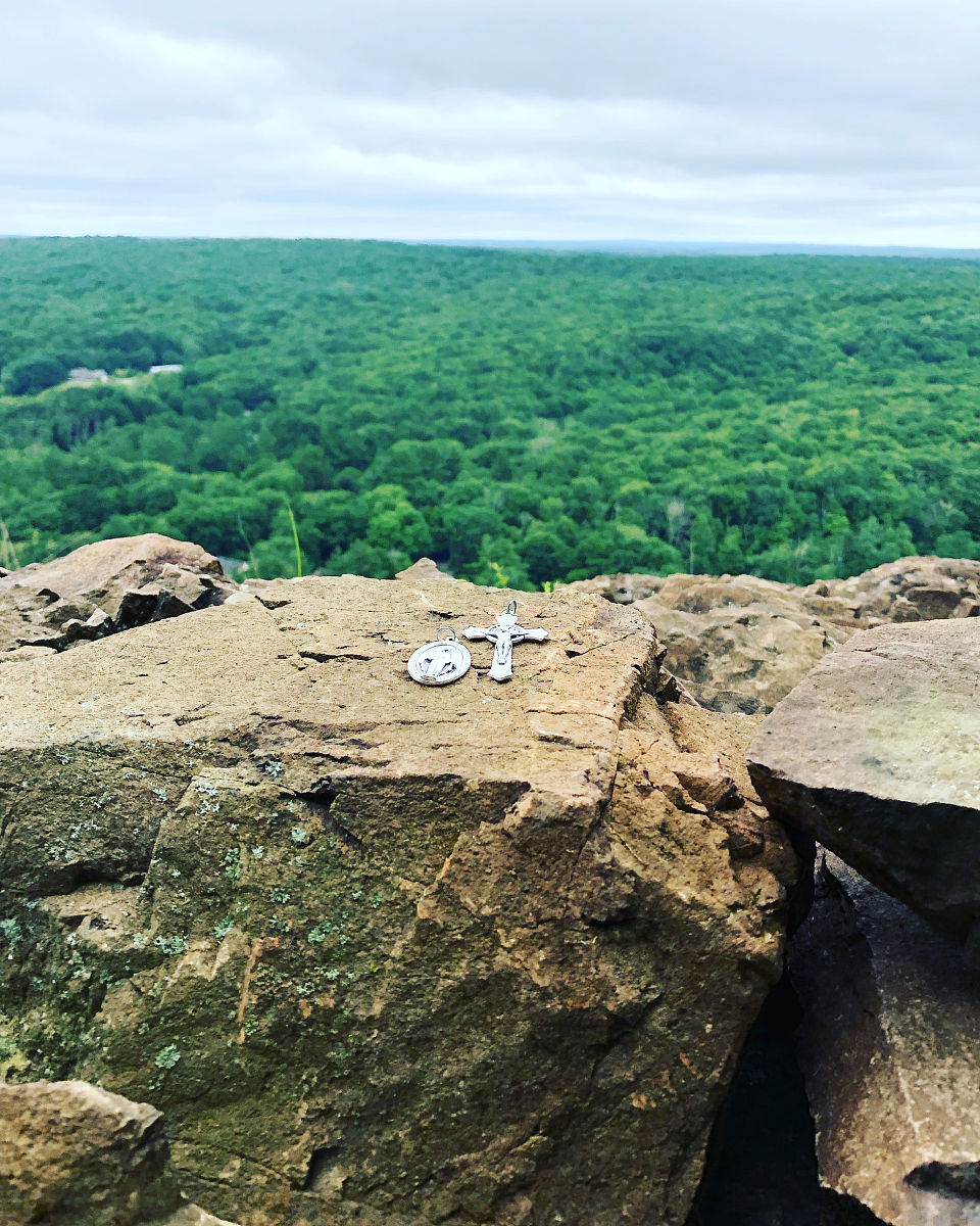 我做了一个梦：梦到一家人去国外旅游但是遇到了坏人被拉到了一个很偏远的乡下。你能帮我分析下这个梦吗？