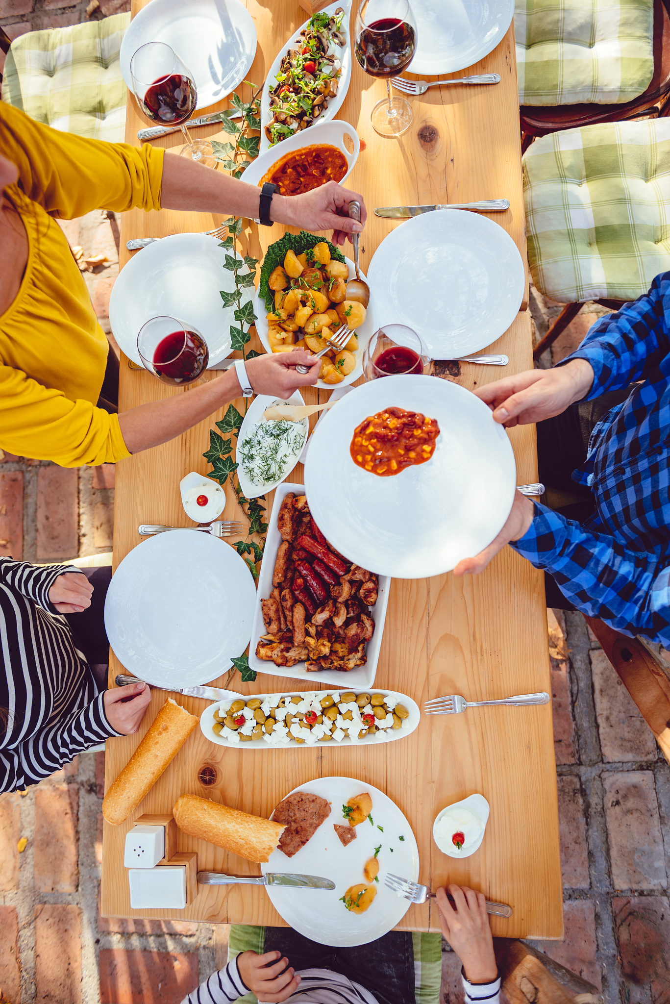 Western vs. Eastern Dining Customs: 10 Post-Meal Differences
