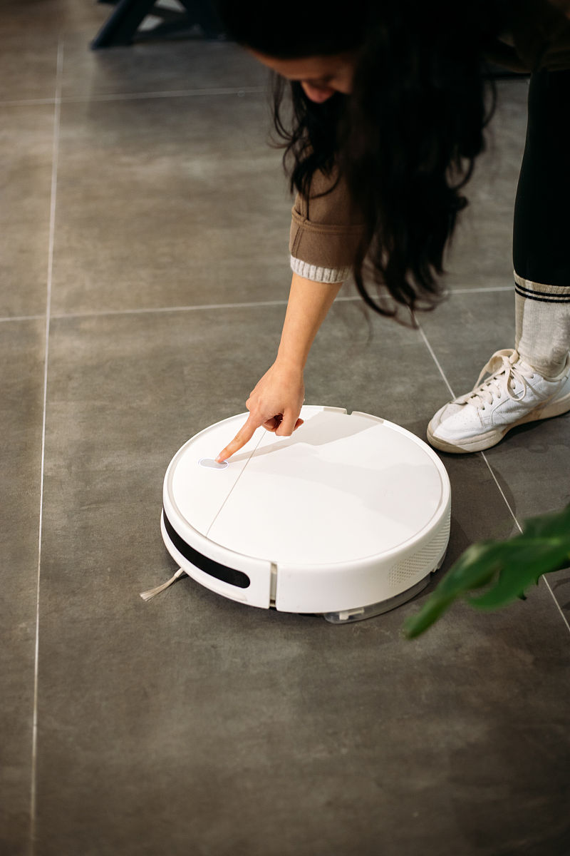 项目名称：智能扫地机器人有避障功能可以语音控制远程控制。 项目方案至少1000字请详细说明项目的训练目标、前期准备、组织实施前期中期后期、进度及时间安排一年、实践环节。