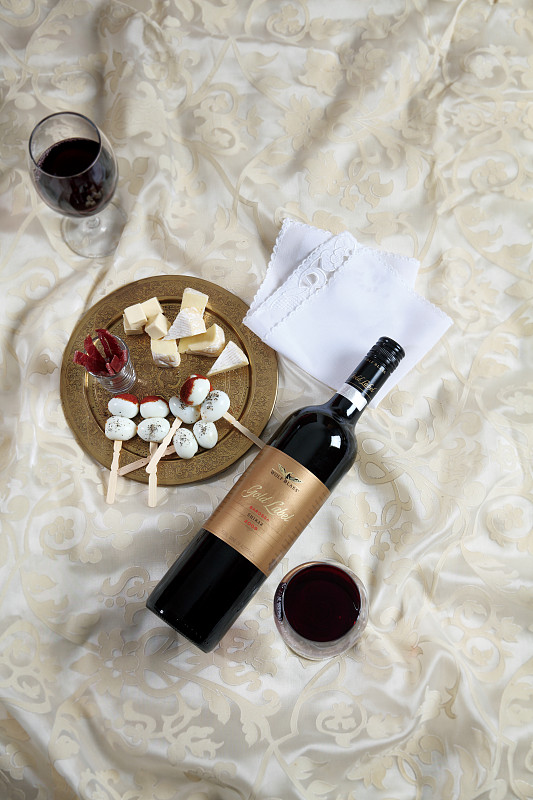 写一份关于卡西美露~卡西薏丝琳葡萄酒的宣传篇文案 要求:酒的名字不要太突出 文案写的有情调一些 150字左右 写一份关于卡西美露~卡西薏丝琳葡萄酒的宣传篇文案 要求:酒的名字不要太突出 文案写的有情调一些 150字左右