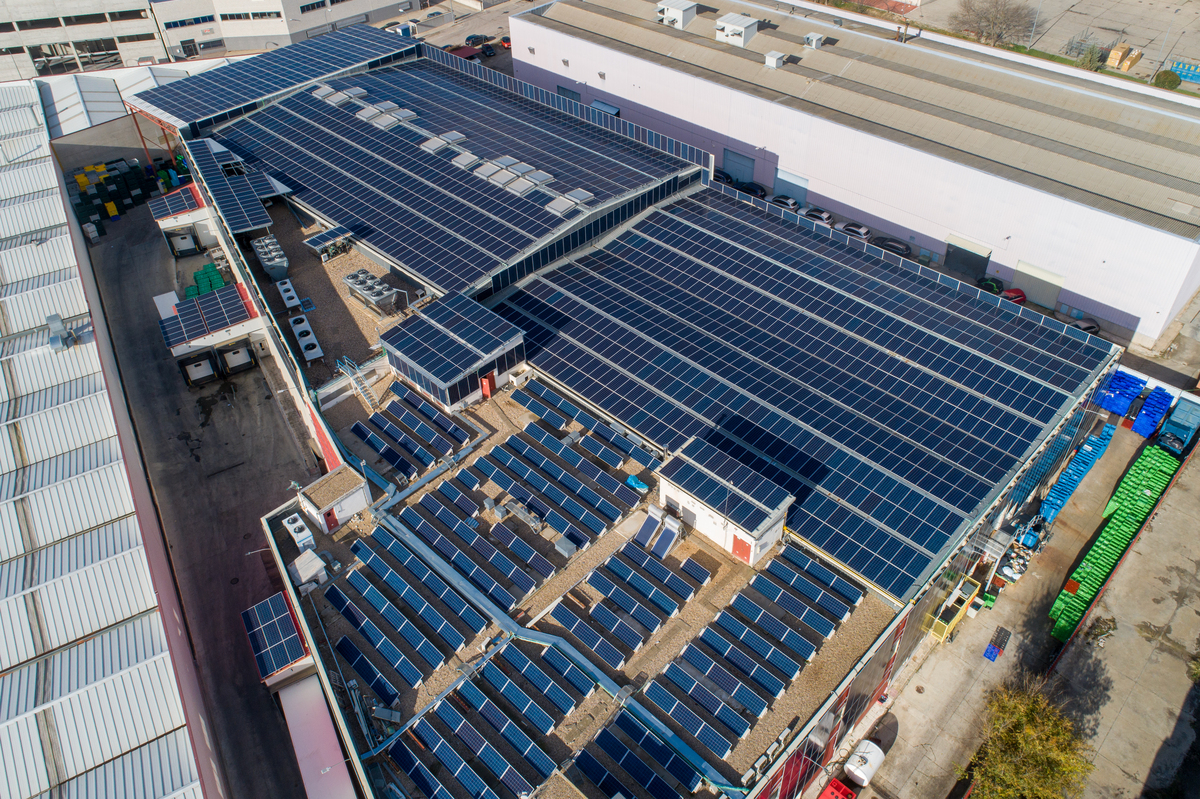 请改写：国家能源局最新数据显示2023年一季度全国光伏新增并网3366万千瓦同比增长1548。中国光伏行业协会数据显示3月份全国逆变器产量环比增长307同比增长958。光伏概念上市公司一季度业绩超预期也吸引了投资者的目光。据统计截至4月27日共有30家光伏上市公司披露一季度业绩27家净利润实现同比增长占比达九成。其中13家净利润同比增幅超100。