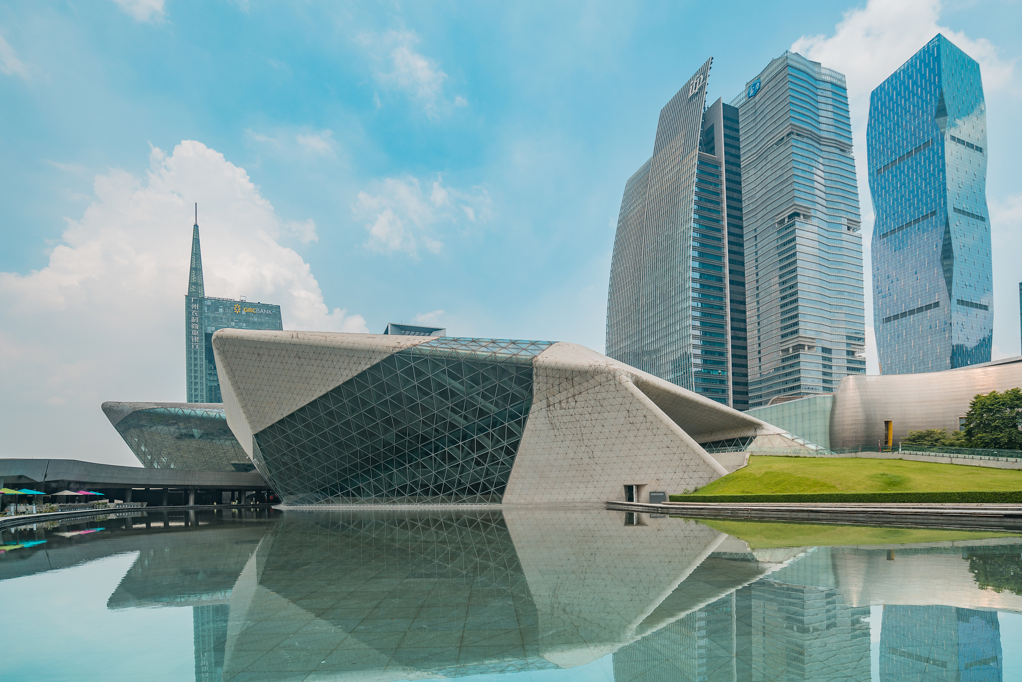 中国大剧院与迪拜哈利法塔：现代建筑的杰作分析