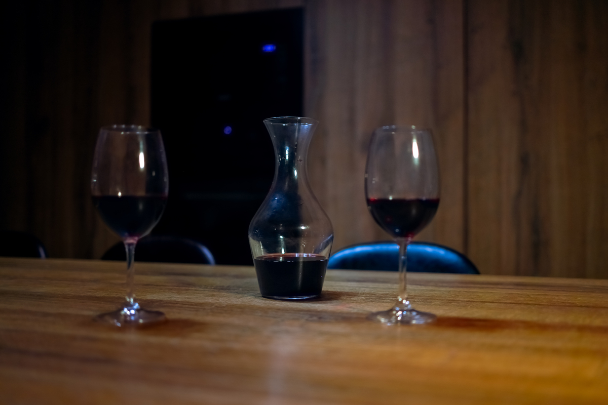 以品红酒就像品一种生命的哲学。它的味道如同一份深邃的思考。它的香气如同一种灵魂的共鸣。每一滴都是对生命的敬畏。为标题的短视频文案 不少于150字