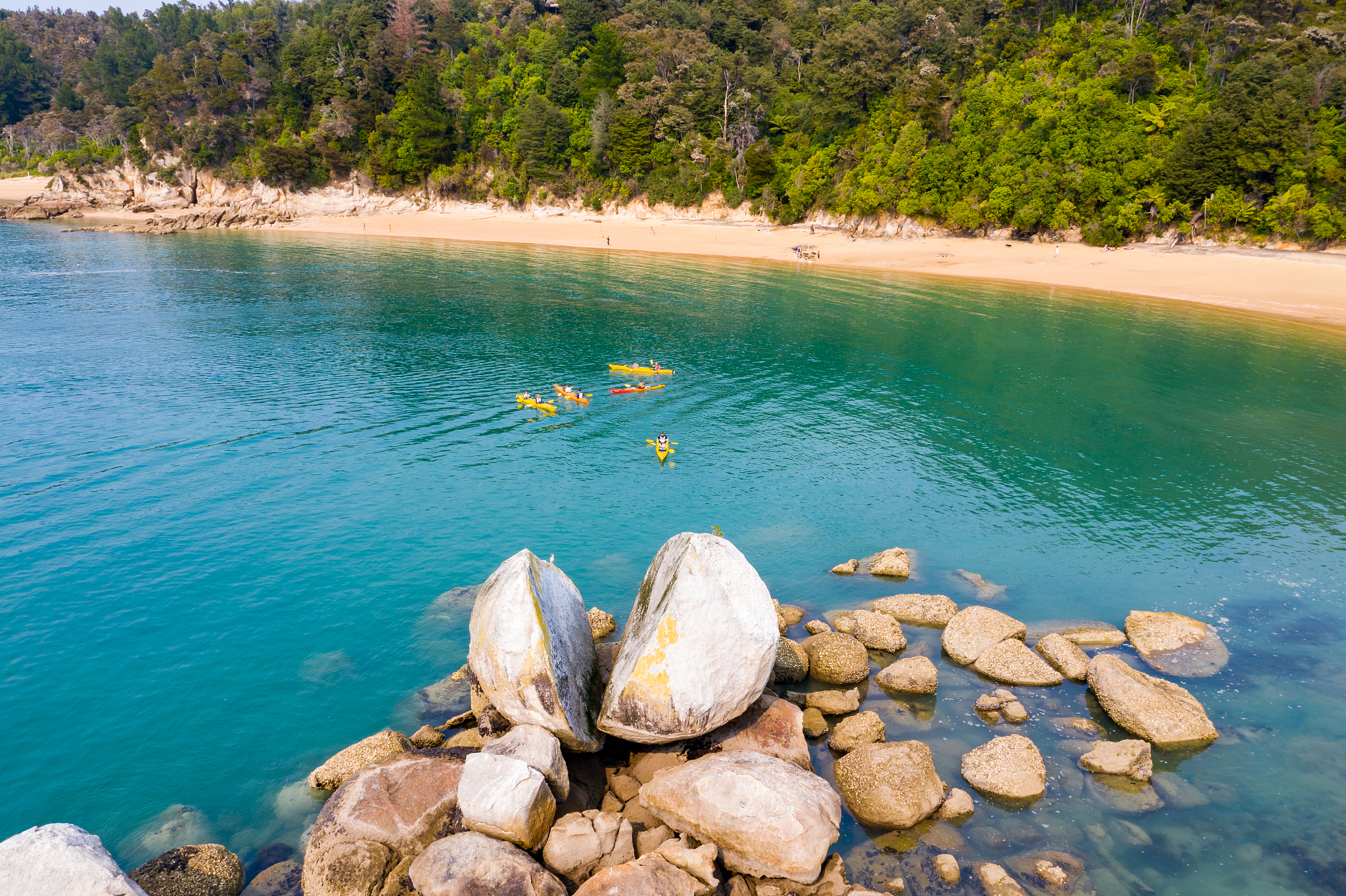 split apple rocks in abel tasman national park, kaiteriteri, new