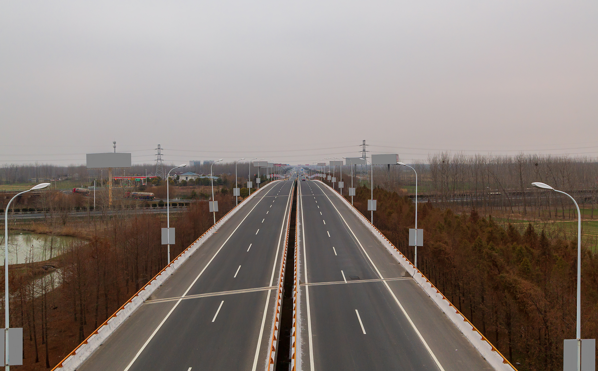 江西省交通工程交通有限公司成立于2000年是一家专业从事交通工程建设、运营管理的国有企业。公司主要承担江西省内的公路、桥梁、隧道等基础设施建设项目为区域经济发展提供了有力的支撑。公司的总部位于江西省南昌市下设多个分公司和项目部拥有一支专业化的技术团队和管理团队。