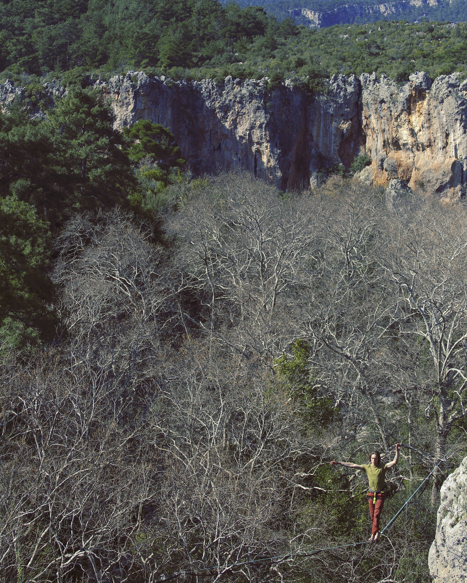 润色：矿业开采、冶炼、工业产品生产以及农业上的化肥、有机肥不规范使用等活动，导致重金属污染日益严重，土壤质量安全形势也变得越来越紧张。农用地土壤是人类重要的自然资源之一，一旦受到重金属污染，就需要耗费大量时间和金钱进行修复，同时也会导致农产品重金属超标，通过食物链对人体健康产生影响。