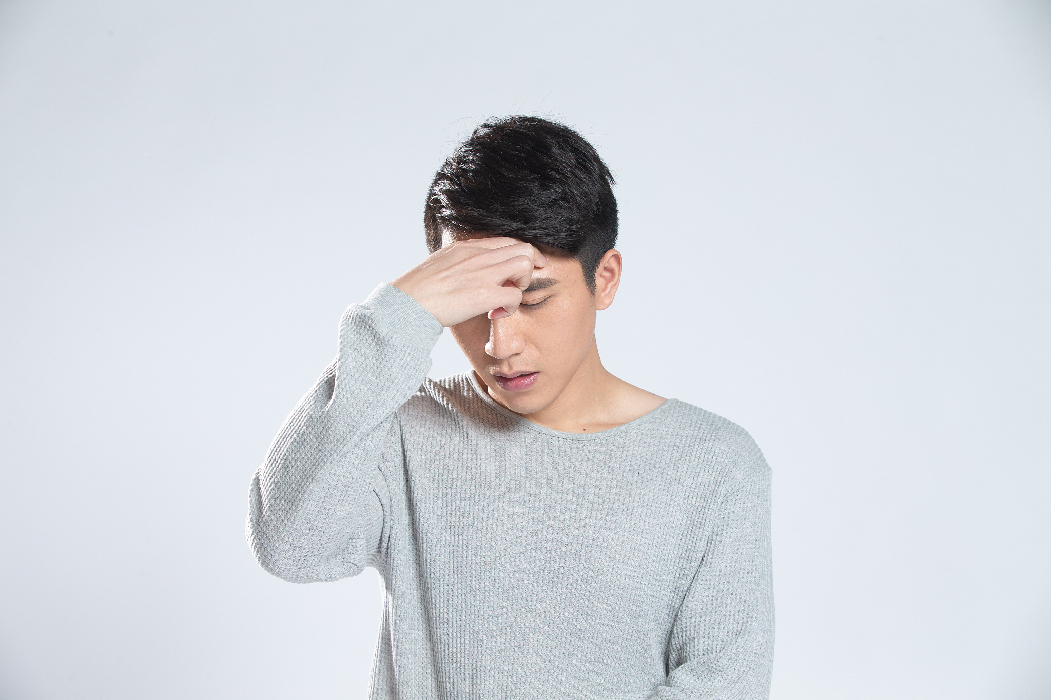 头疼如果你感到头疼有以下几种方法可以缓解：1 休息：找一个安静的地方放松身体闭上眼睛休息片刻。2 饮水：如果头疼是由脱水引起的喝足够的水可以帮助缓解。3 按摩：轻轻按摩颈部和太阳穴可以减轻头疼。4 使用药物：如果头疼较严重可以使用非处方药如阿司匹林等缓解。5 调整饮食：头疼可能与饮食不良有关。尽量避免食用过多的咖啡因、酒精和辛辣食品。如果您的头疼持续时间长或频繁发生请咨询医生。轻微干咳没鼻涕