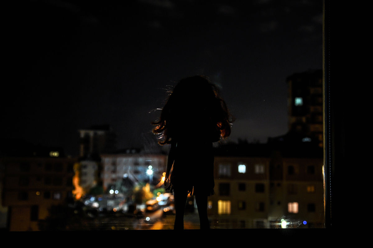 灯光下的神秘身影：一个温暖的夜晚故事
