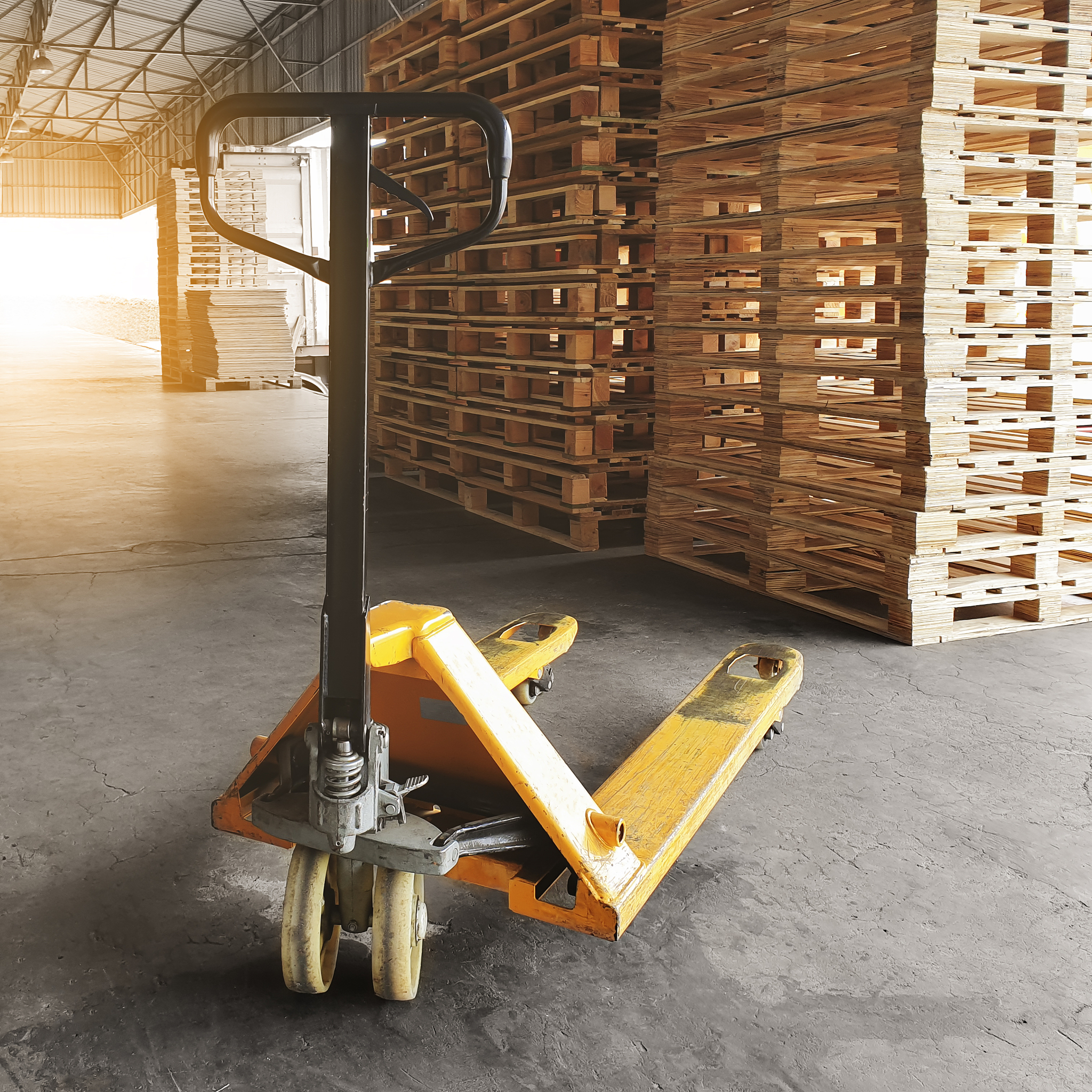 半电动堆高车常见问题解答：使用寿命、维护、载重、高度和操作