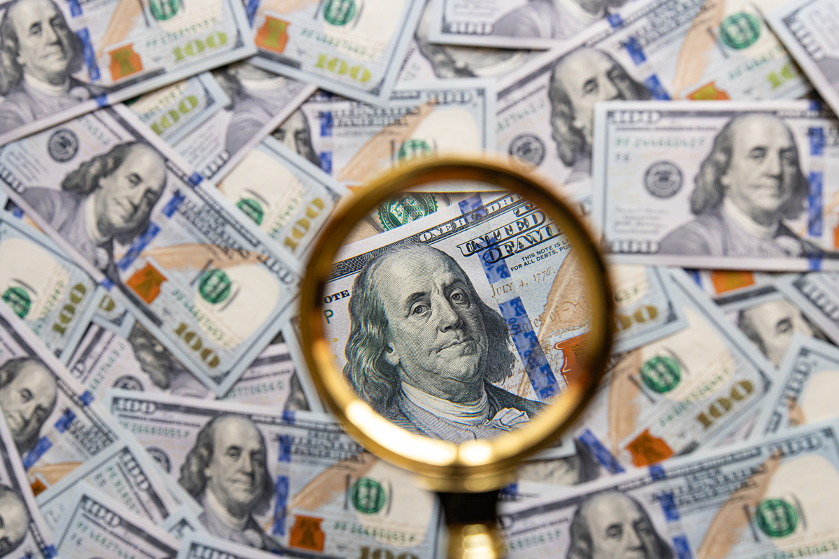 朋友：当您或我开具支票或使用借记卡时我们的帐户中必须有足够的资金来支付支票。然而当私人拥有的美联储开出支票购买美国国债时这就是美国政府在未经人民同意的情况下通过税收程序为其永无止境的扩张和赤字支出提供资金的方式没有有形的开具该支票的资产。因此自 1971 年 4 月尼克松非法让我们的国家脱离金本位制以来创造的每一美元无论是纸币美元还是数字美元基本上都是没有任何支持的毫无价值的假币。我们的整个货