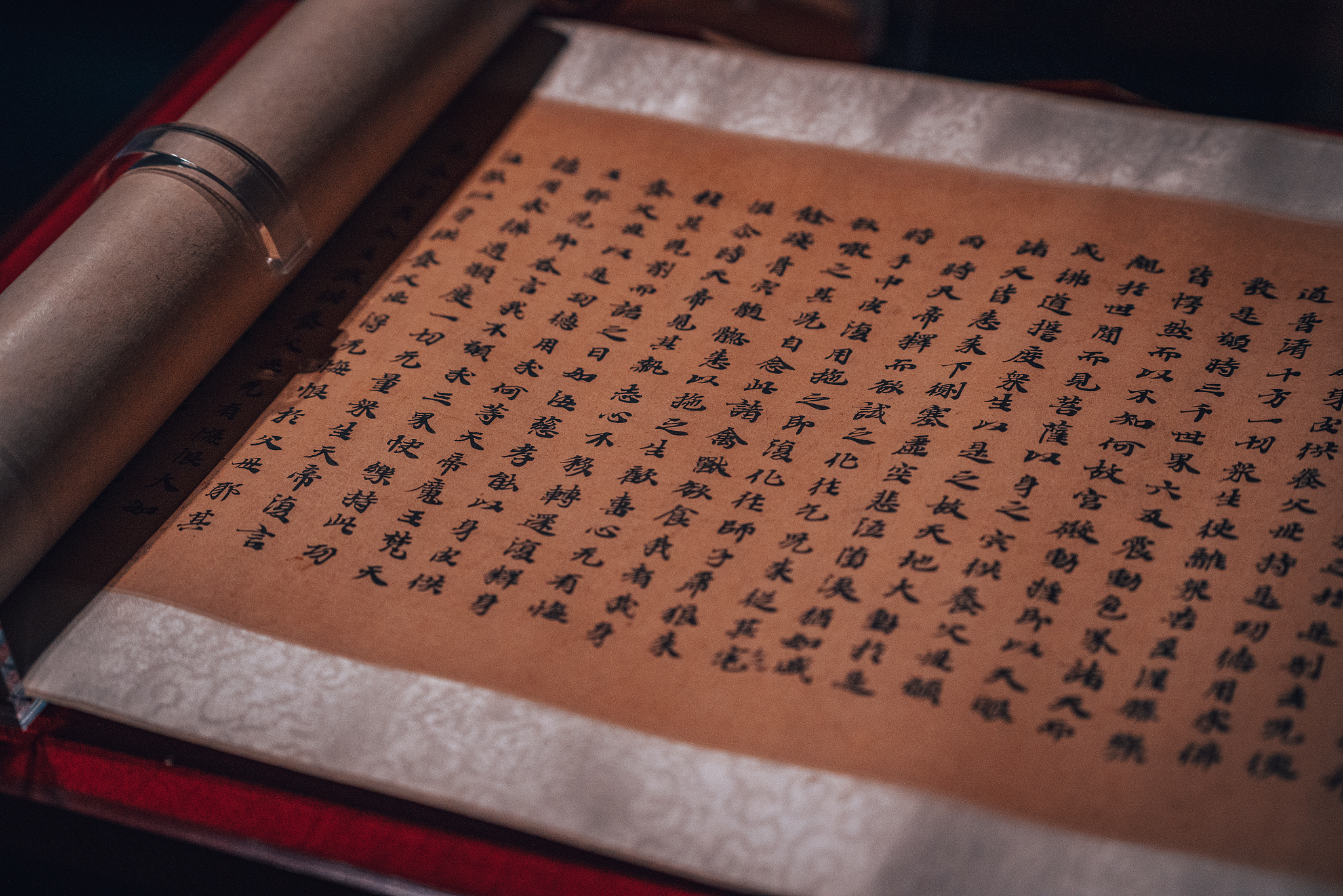 古木檀香小筑经文诵得缓锦服华裳一炬粗袖如心宽。出自哪里？