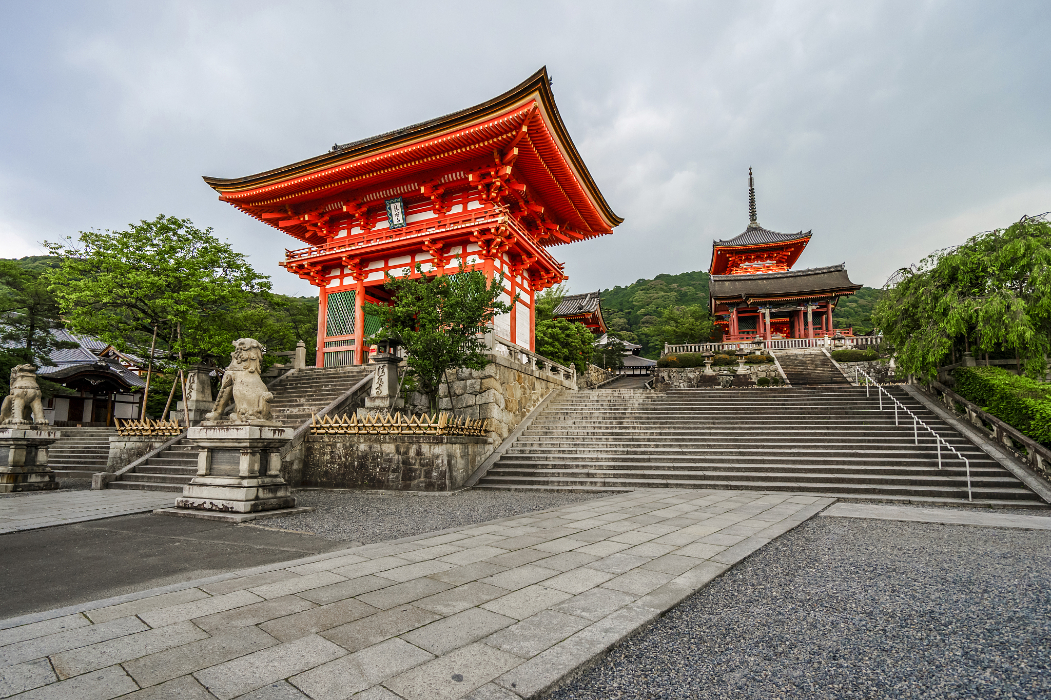 假设你到京都旅游请用简体写一篇游览京都古寺庙的旅游行记。任务提示京都著名的古寺庙有龙安寺、金阁寺、建仁寺、东 寺、清水寺等。可利用网络了解寺庙信息以辅助该篇写 作。