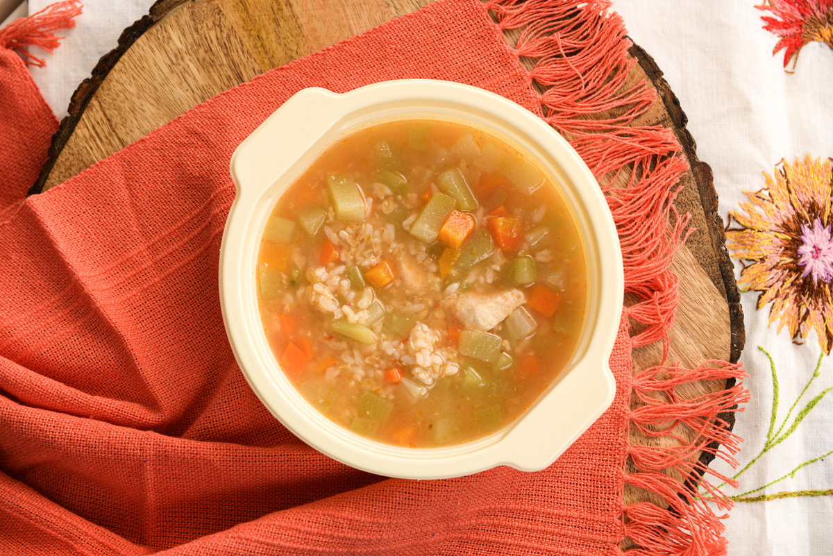 请根据以下模板写一份相似的文案提高产品转化更和诱惑力文字数量大致相同：这个夏天真的很适合来一碗热乎乎的酸辣汤呀为了穿上美美的小裙子我媳妇每晚都喝它低卡又好喝下入所有的配菜煮99秒再放入一包调配好的黑椒酸辣汤调味料其它的油盐酱醋都不用放酸辣又过瘾鲜香可口特别适合夏天！！做法简单姐妹们赶紧点个赞收藏起来试试吧