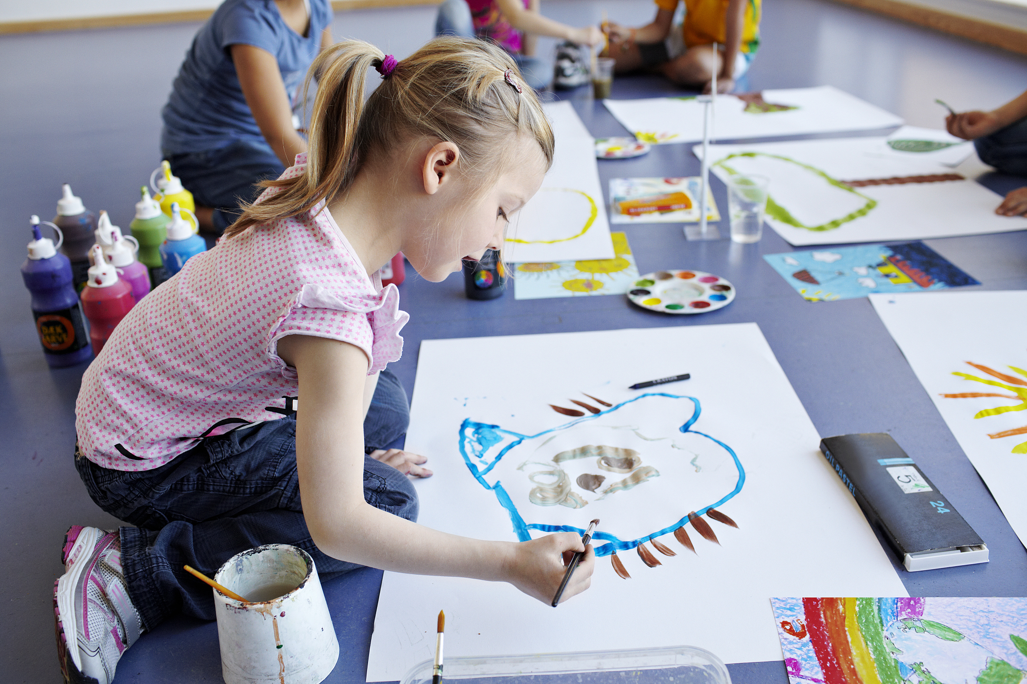 生成一篇有关小学美术教育的论文1000字左右