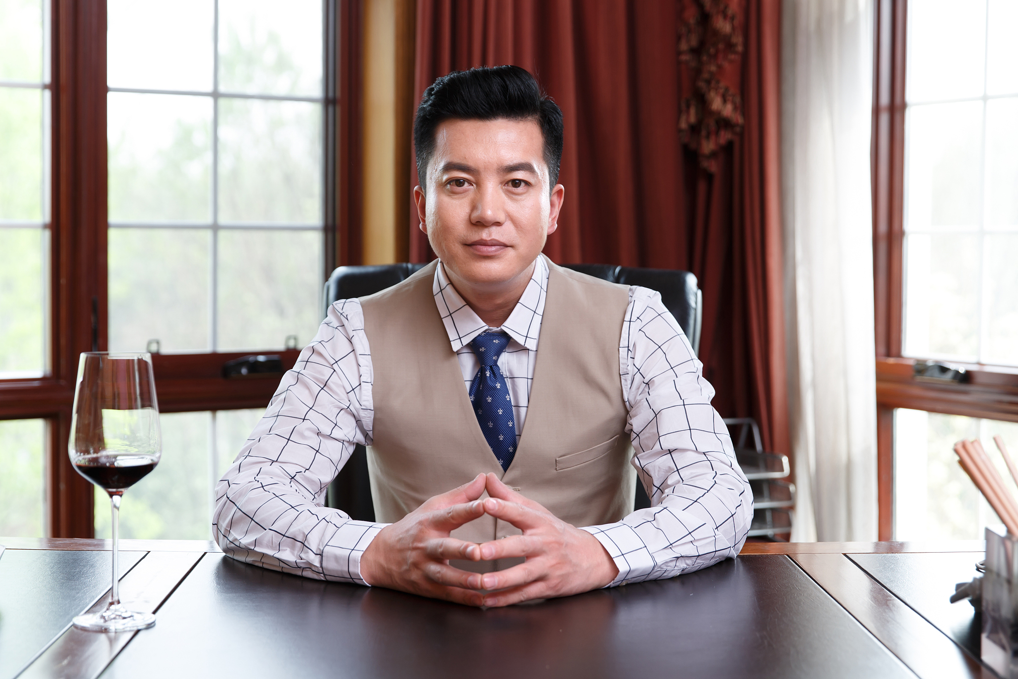 商务男人在书房