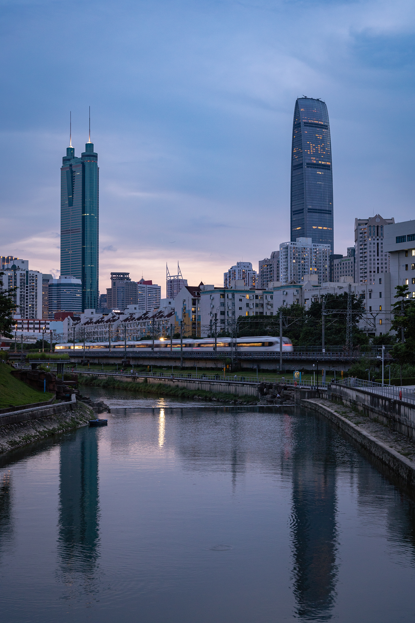 深圳罗湖地标建筑倒影