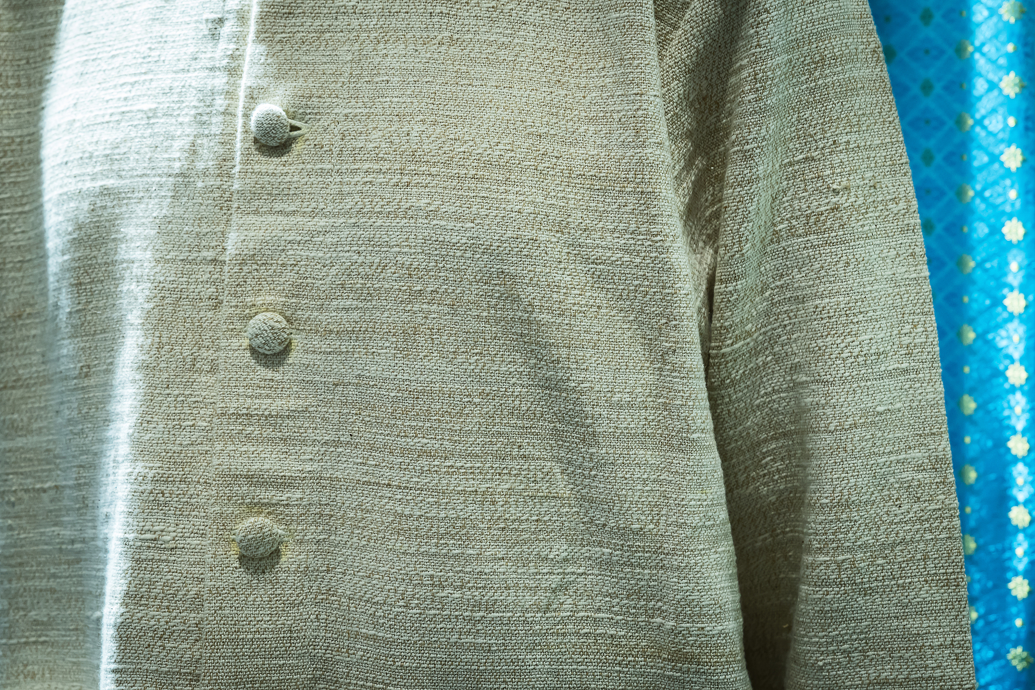 请用准备且具有文学性的中文翻译以下内容。Specific fabrics are typical of apparel categories Lustrous metallic fabrics are dressy Stretch knits are popular for active wear Wools are typical for suits and expensive sports w