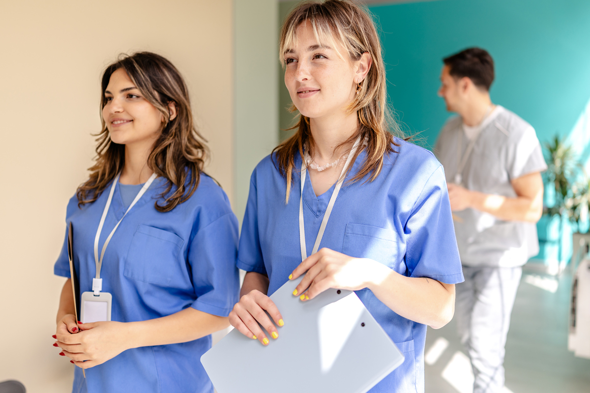 成都卫校高级护理专业就业前景分析 - 未来发展趋势及优势