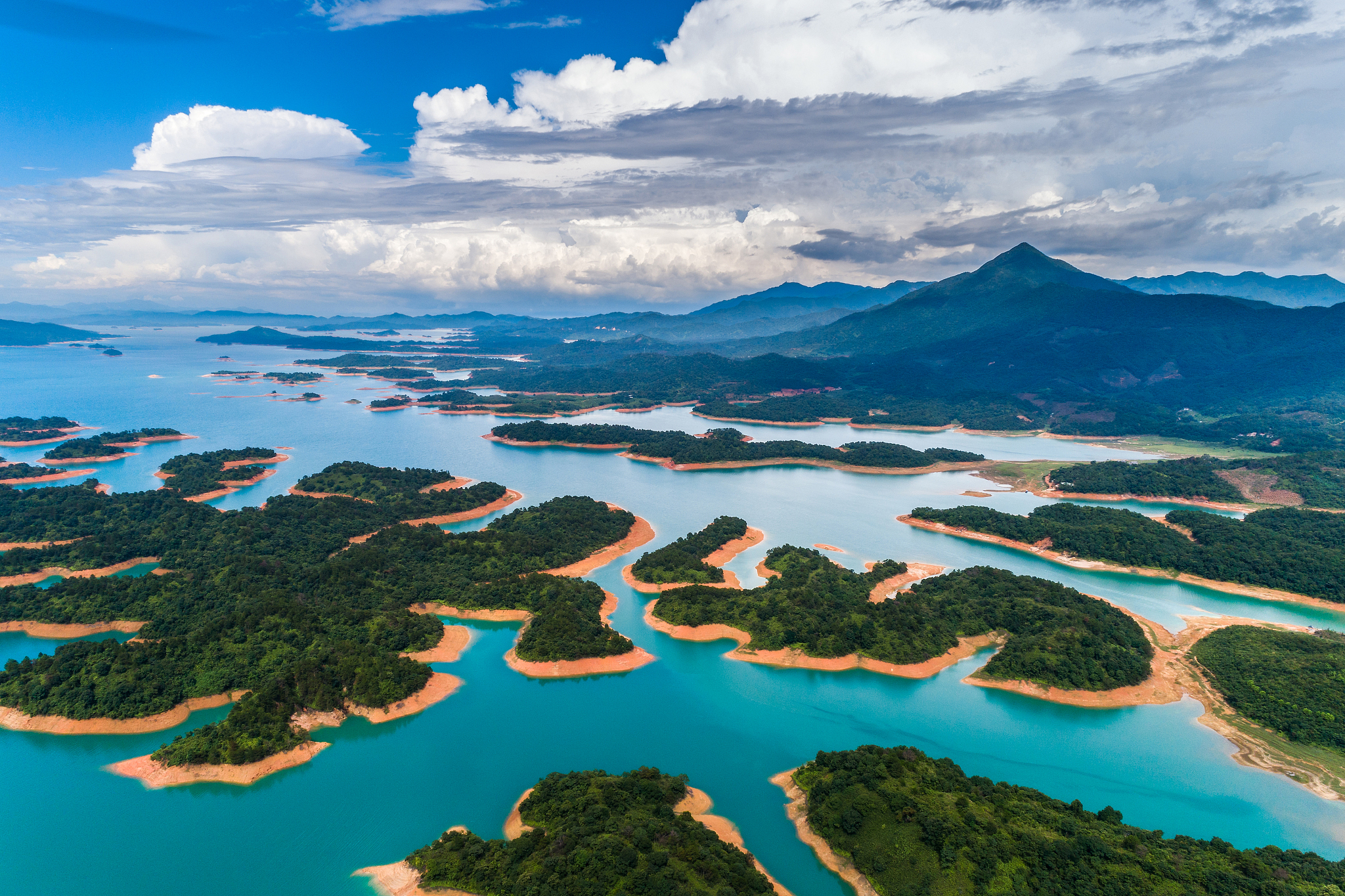 东江湖：广东东莞美丽的自然景观和重要的经济资源