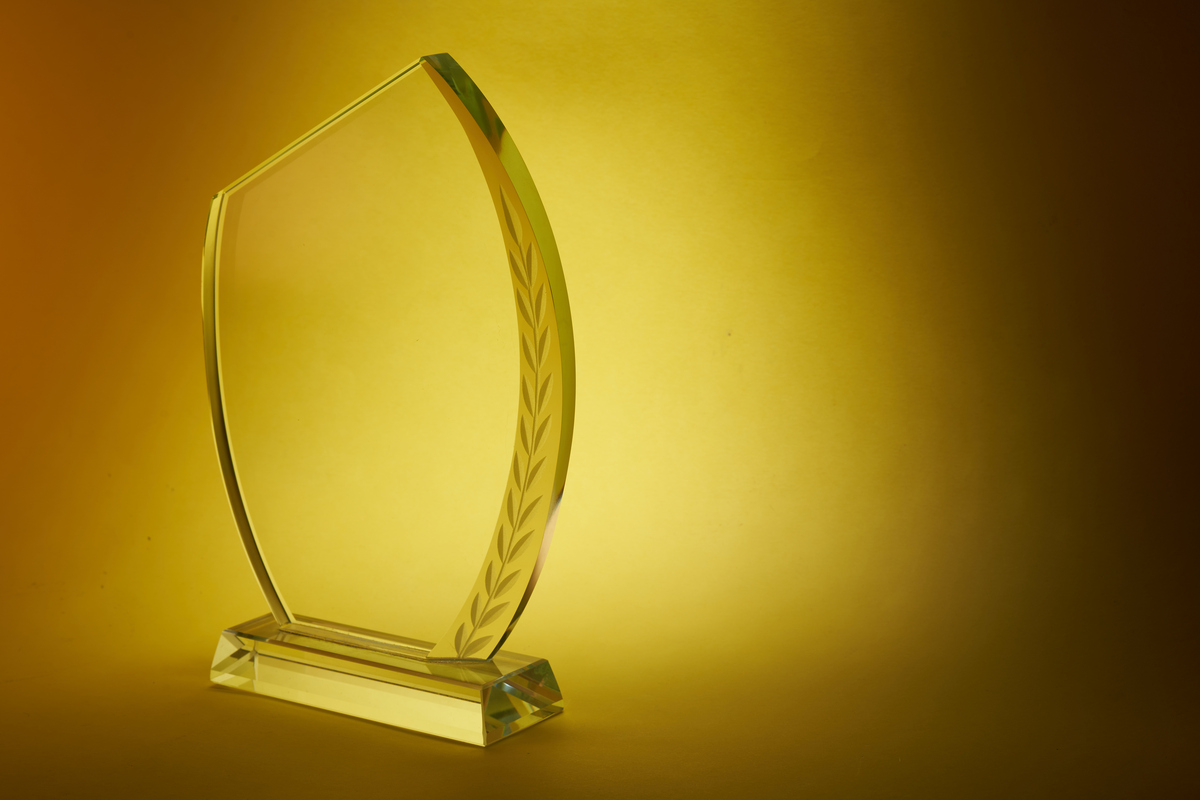 为金属+水晶的奖杯撰写设计理念50字