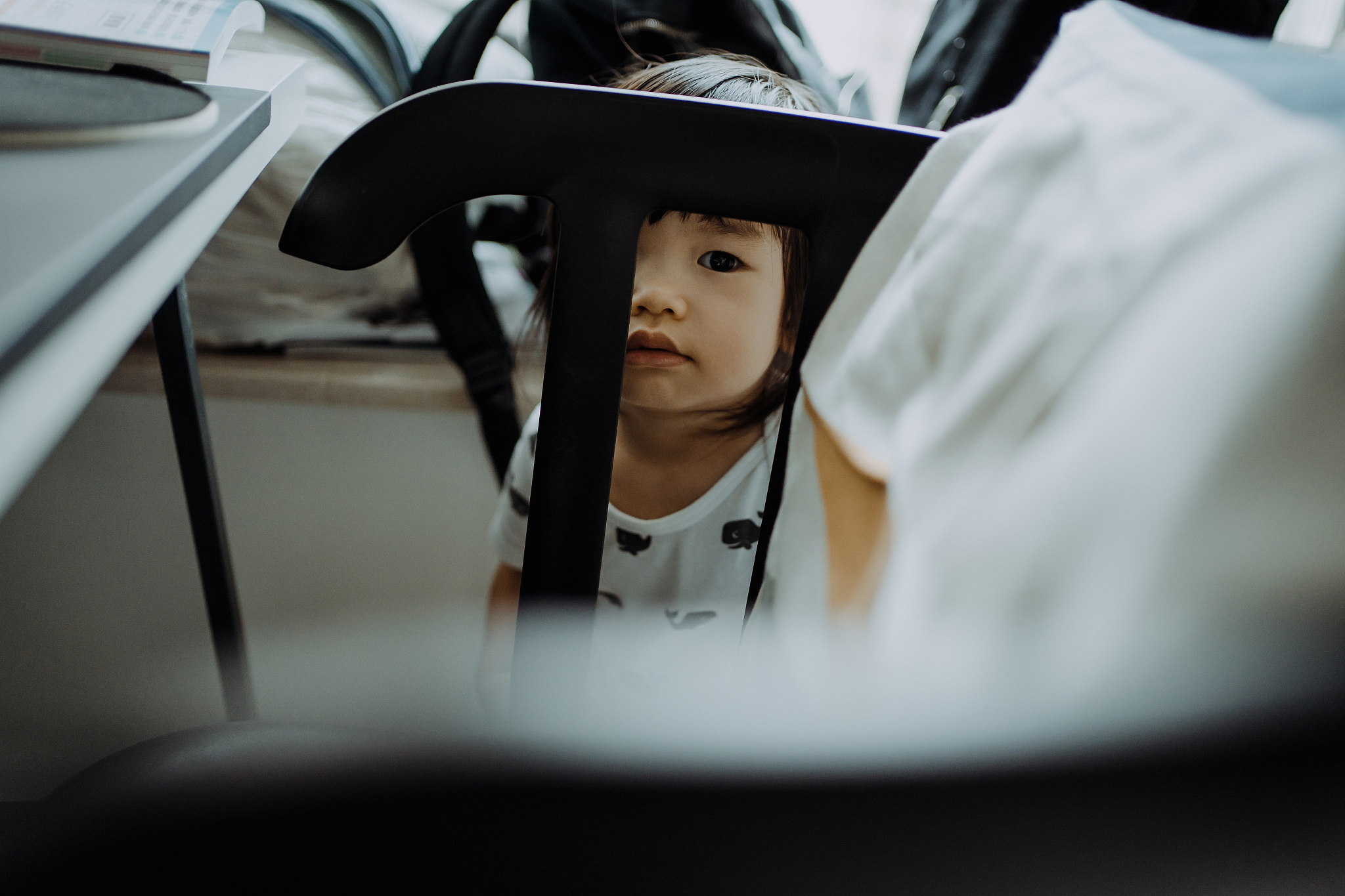 我和弟弟和姐姐在山上的森林里玩捉迷藏姐姐抓人我该如何把弟弟藏起来不容易被找到请列举更多