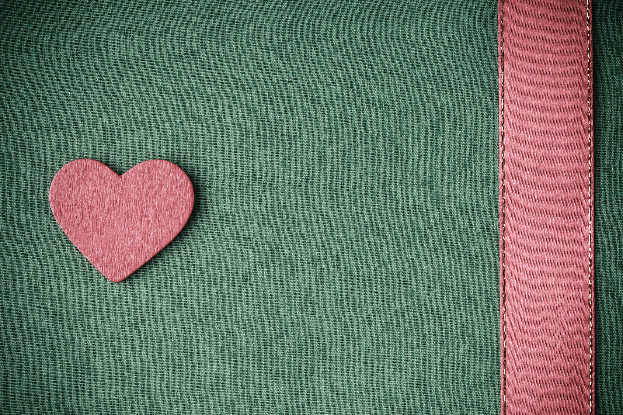 把下面的文字翻译成汉语心形花纹是凸出来的吗？还是毛布拼接的？