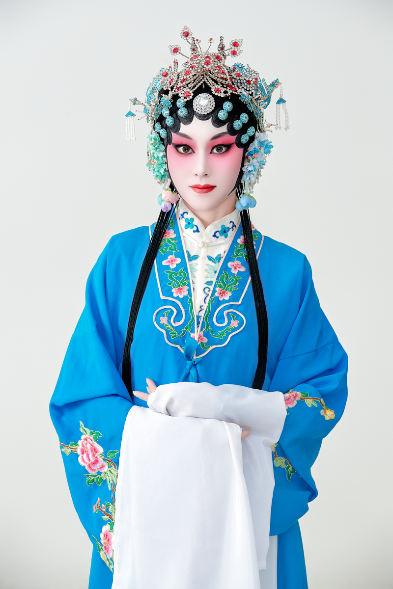 青衣是中国戏曲的国粹,由女演员扮演青衣角色,京剧和
