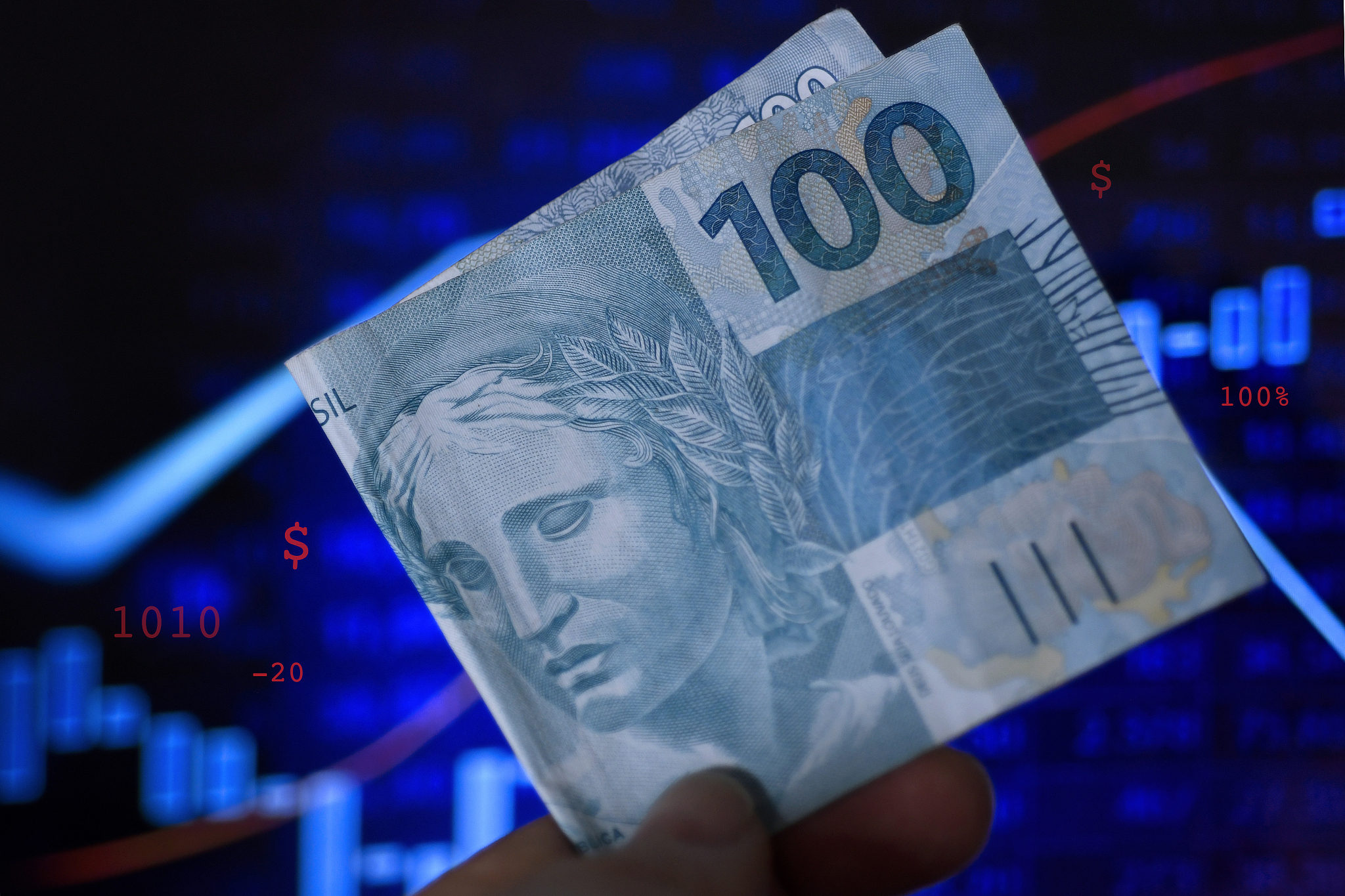 hand holding brazilian money