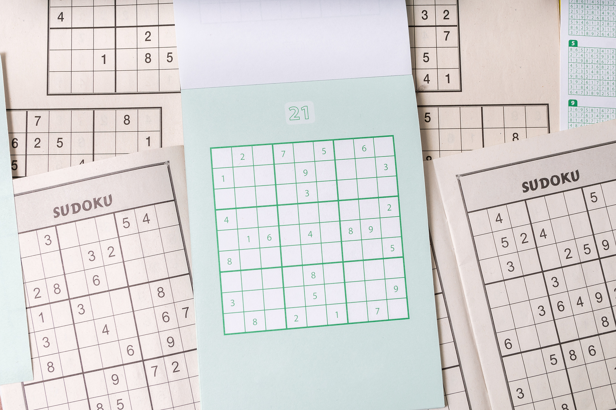 《行不集中》字谜 解三个数字帮我用200字详细描述