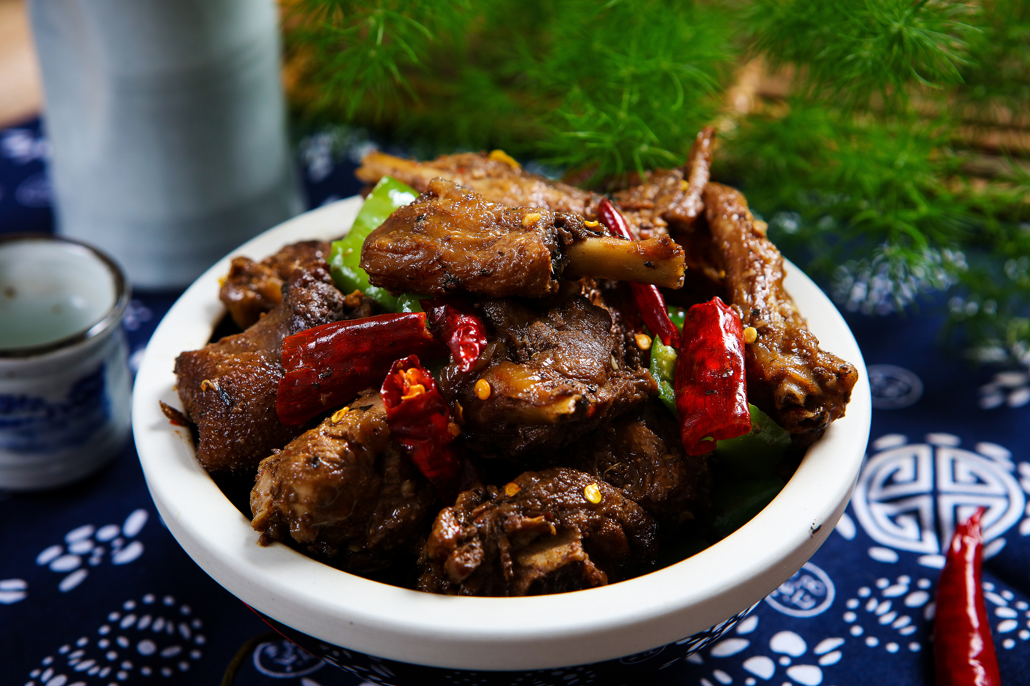 请帮我写1篇650字博客文章主题是：红烧鸭子的做法