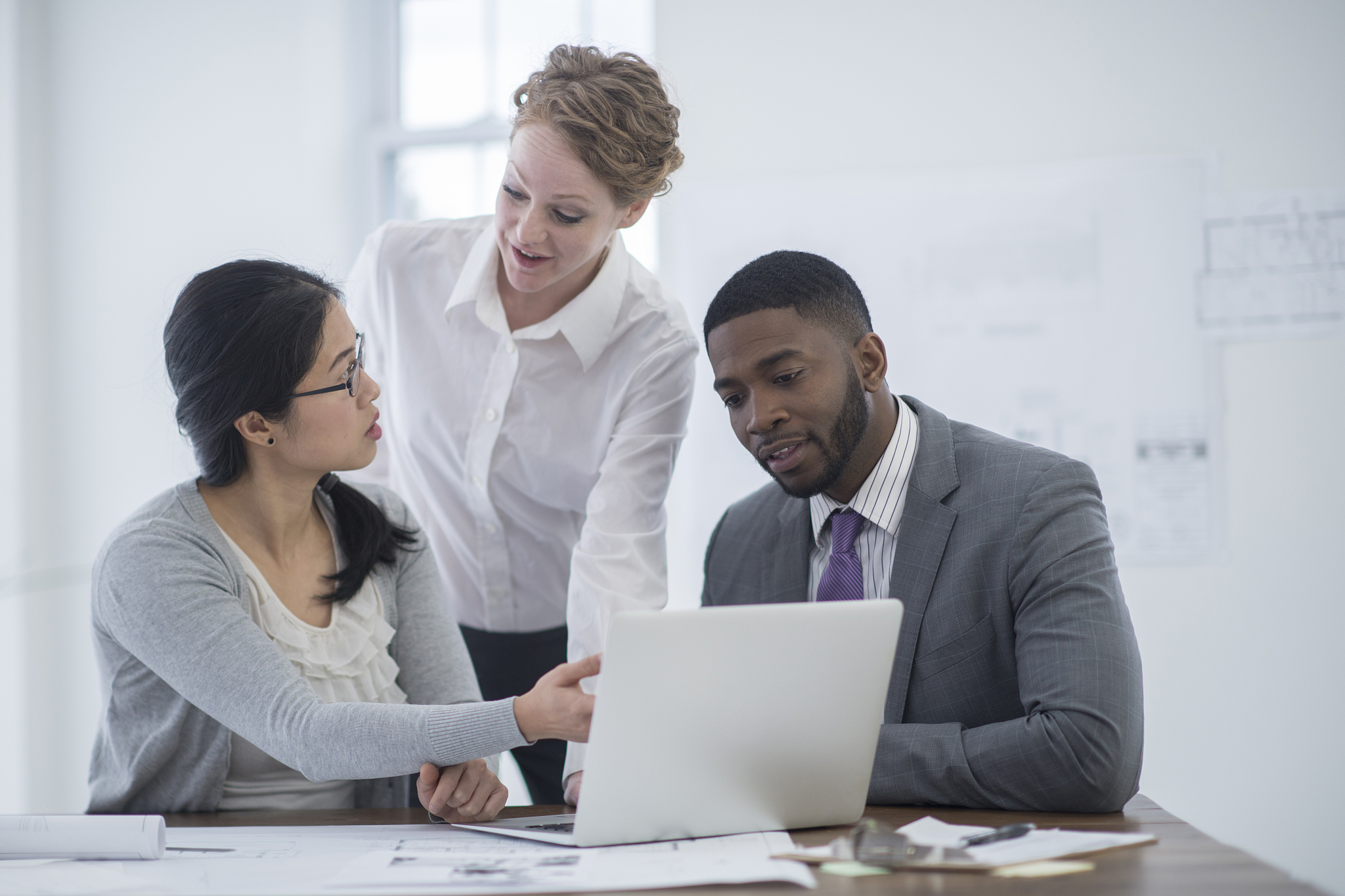 对住宅建设工程的整个项目进行规划、组织、协调、控制和评估确保项目按计划、按要求、按质量、按安全完成。